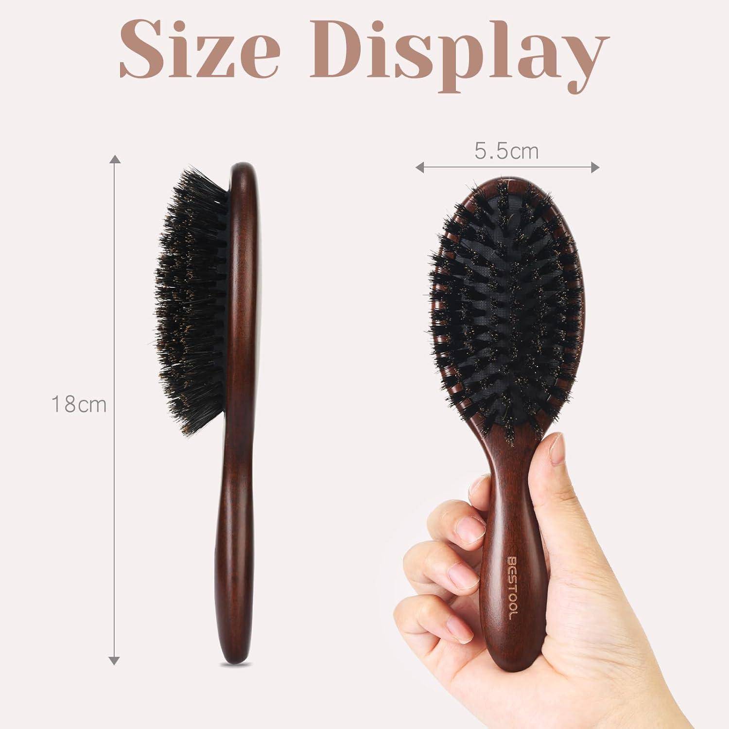 Eine Hand hält eine dunkelbraune Haarburste. Das Bild zeigt ihre Abmessungen: 18 cm in der Höhe und 5,5 cm in der Breite, mit dem Text „Größenangabe