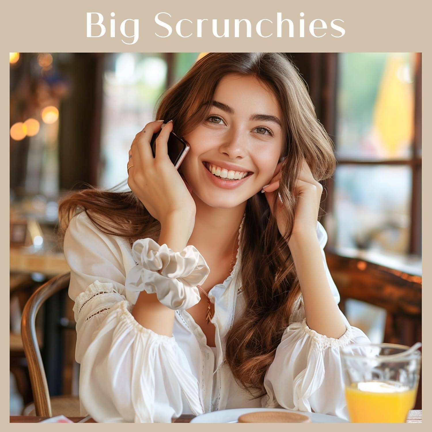 Eine Frau mit langen Haaren trägt zwei große Haargummis an ihrem Handgelenk. Sie lächelt und telefoniert in einer Cafe-Atmosphäre.