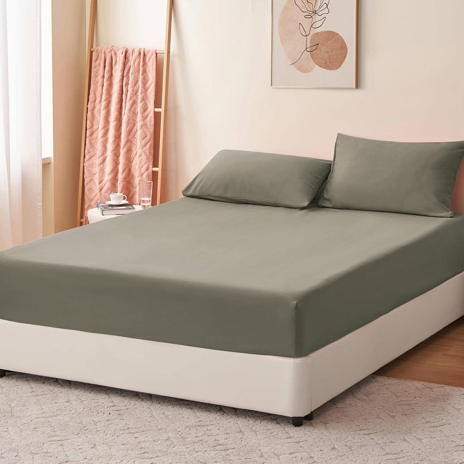 Ein ordentlich gemachtes Bett mit grauen Betttüchern und Kissenbezügen in einem sanft beleuchteten Schlafzimmer. Eine Holzleiter und gerahmte Kunstwerke verleihen dem Raum eine gemütliche Dekoration.