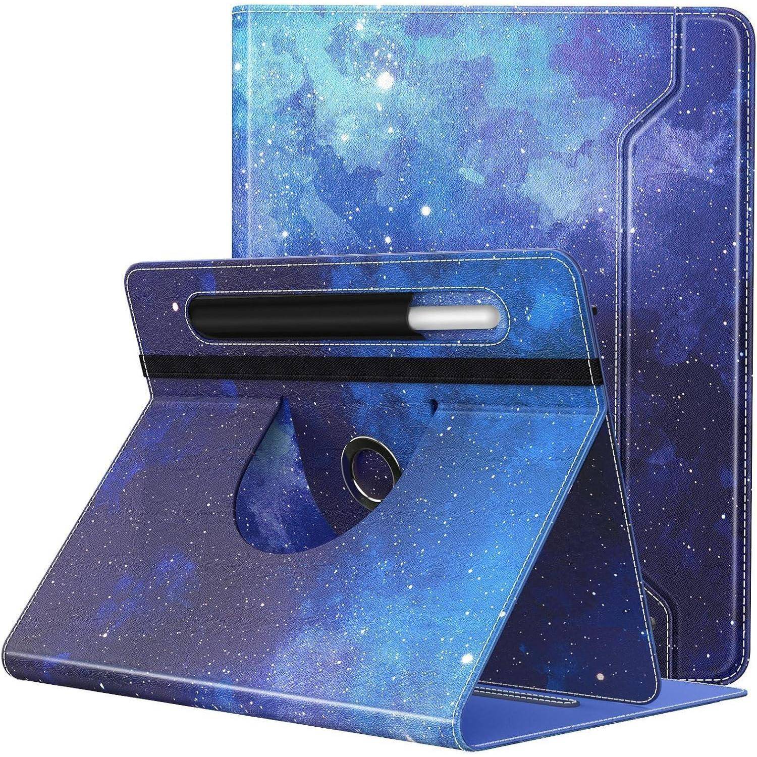 Eine blaue, galaxiethematische Tablet-Hülle mit einem Ständer und einem Halter für einen Stylus, die ein lebendiges Sternenhimmelmuster zeigt.