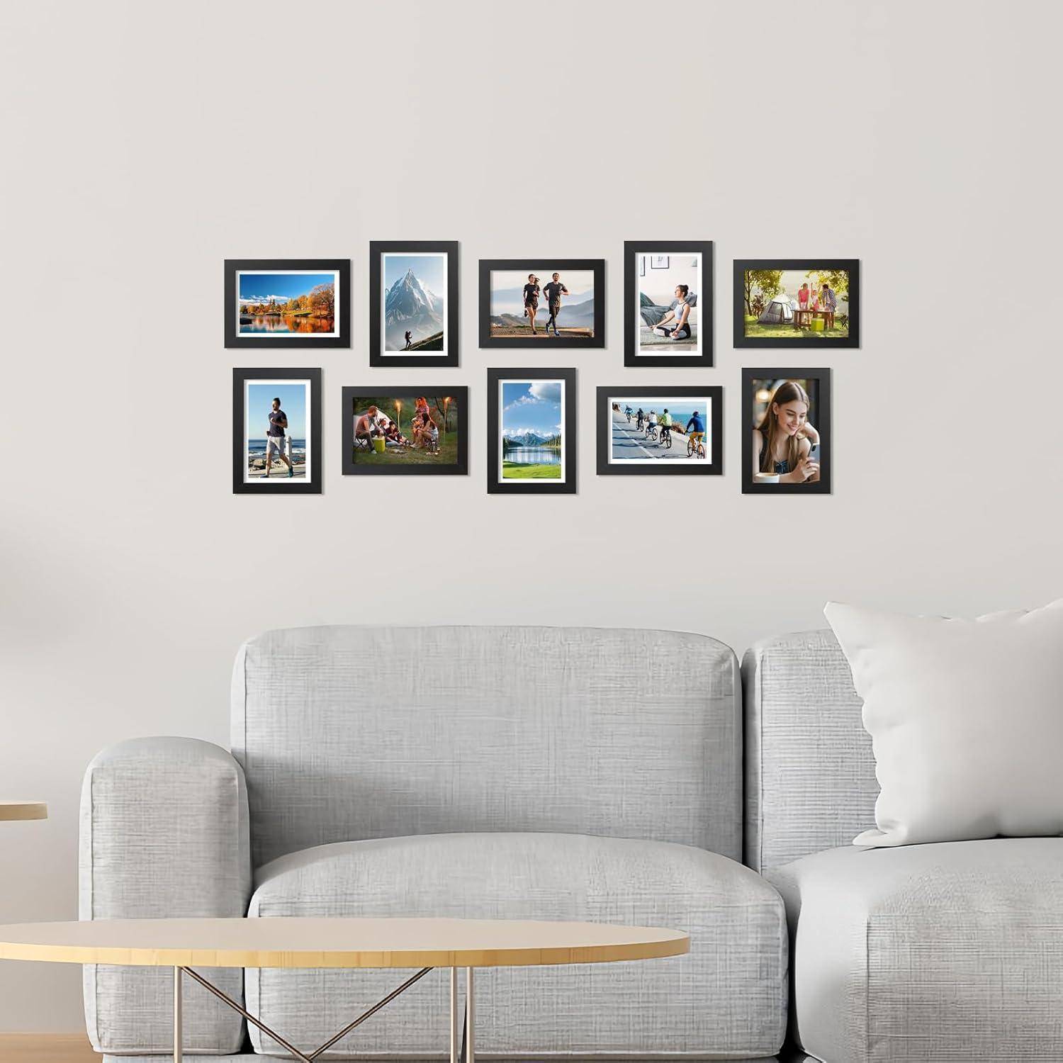 An der Wand hängt eine Collage aus neun Familienfotos in schwarzen Rahmen, die verschiedene Outdoor-Aktivitäten zeigen. Darunter steht ein hellgefärbtes Sofa.