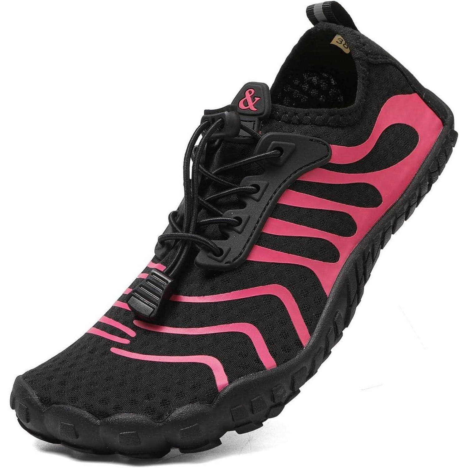 Schwarzer und rosa Wasserschuh mit flexibler Sohle und Schnürverschluss, konzipiert für Aktivitäten im Freien.