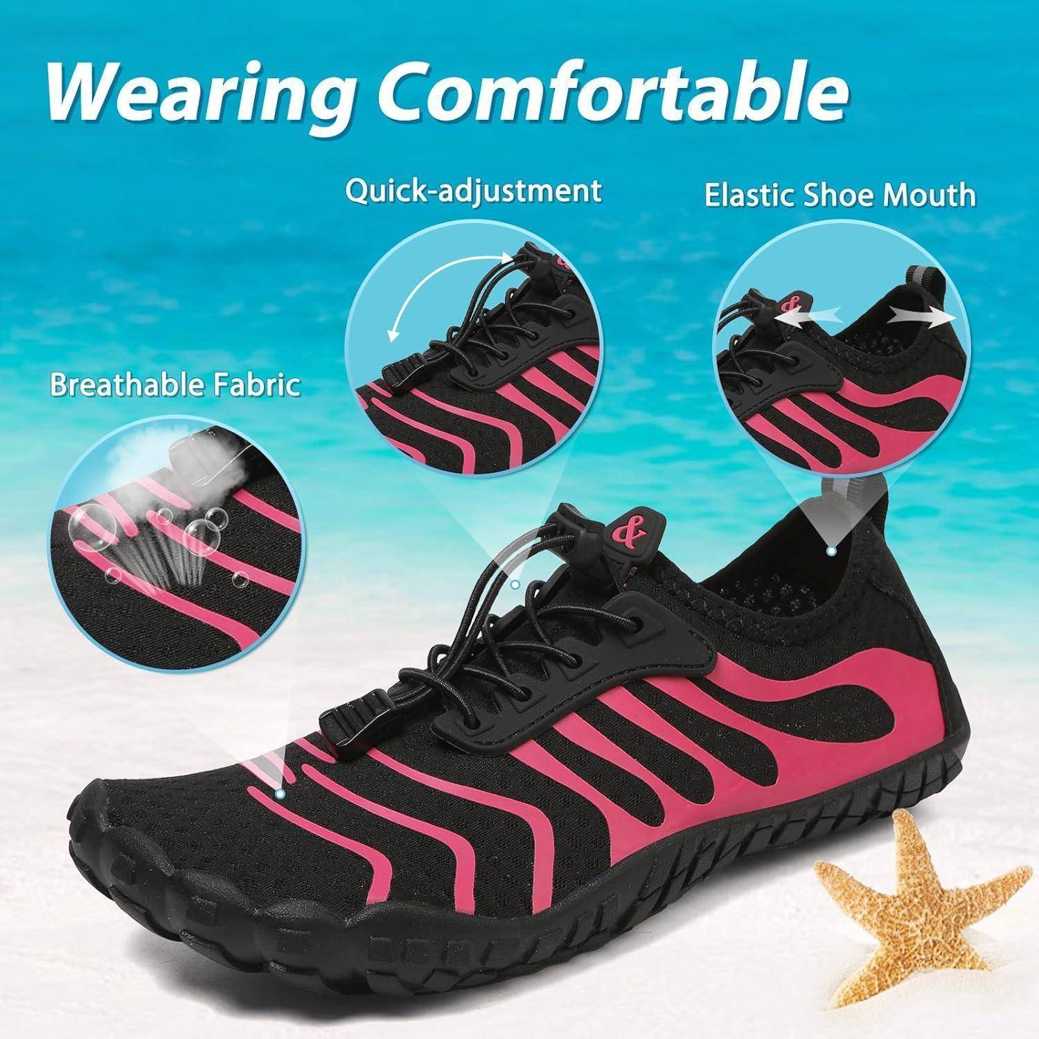 Ein schwarzer und rosa Schuh am Strand mit Etiketten, die Merkmale hervorheben: atmungsaktives Gewebe, schnelle Verstellung, elastischer Schuheingang.