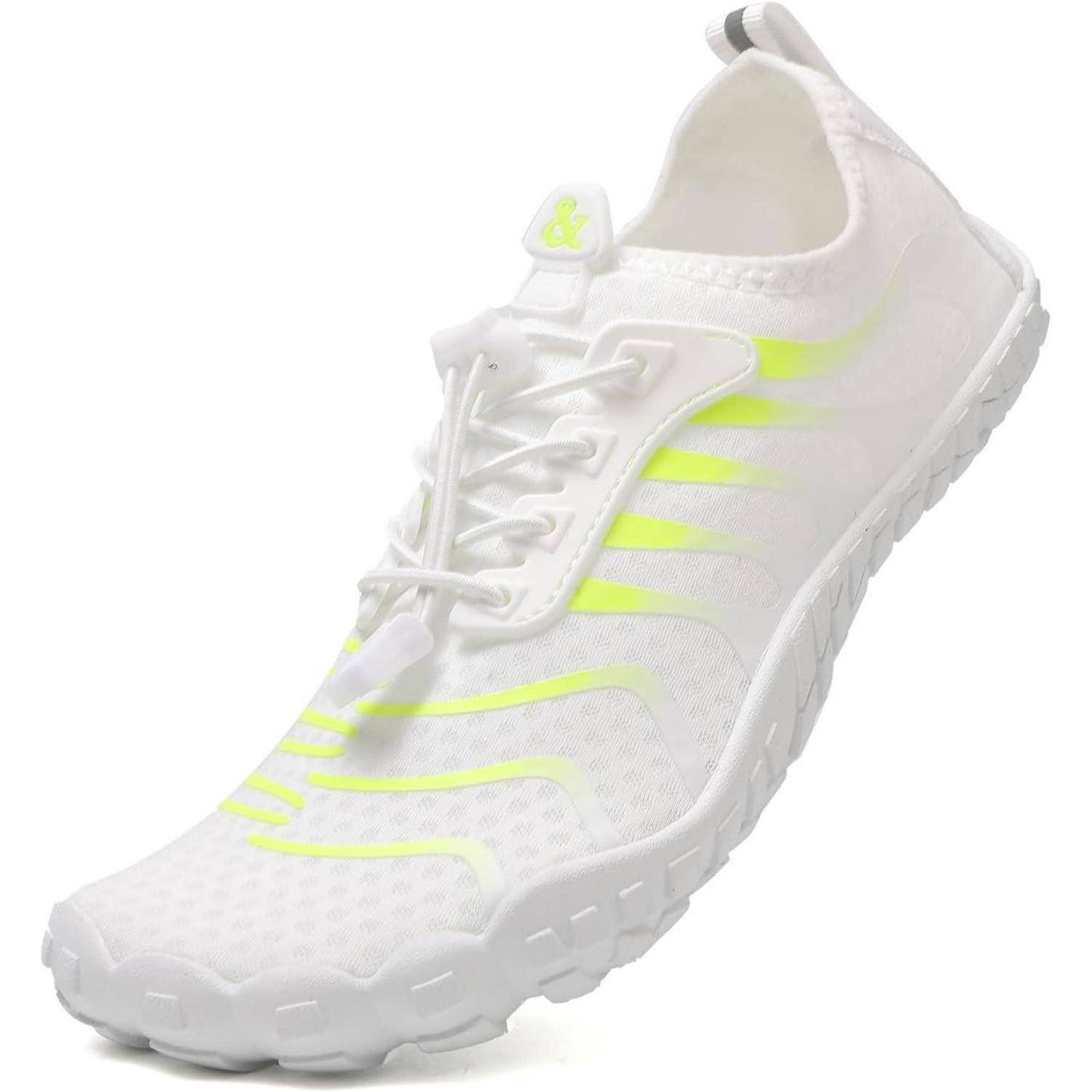 Ein leichter weißer Sportschuh mit neongelben Akzenten und einer strukturierten Sohle, ausgestattet mit Schnürsenkeln und einem stromlinienförmigen Design für sportliche Aktivitäten.