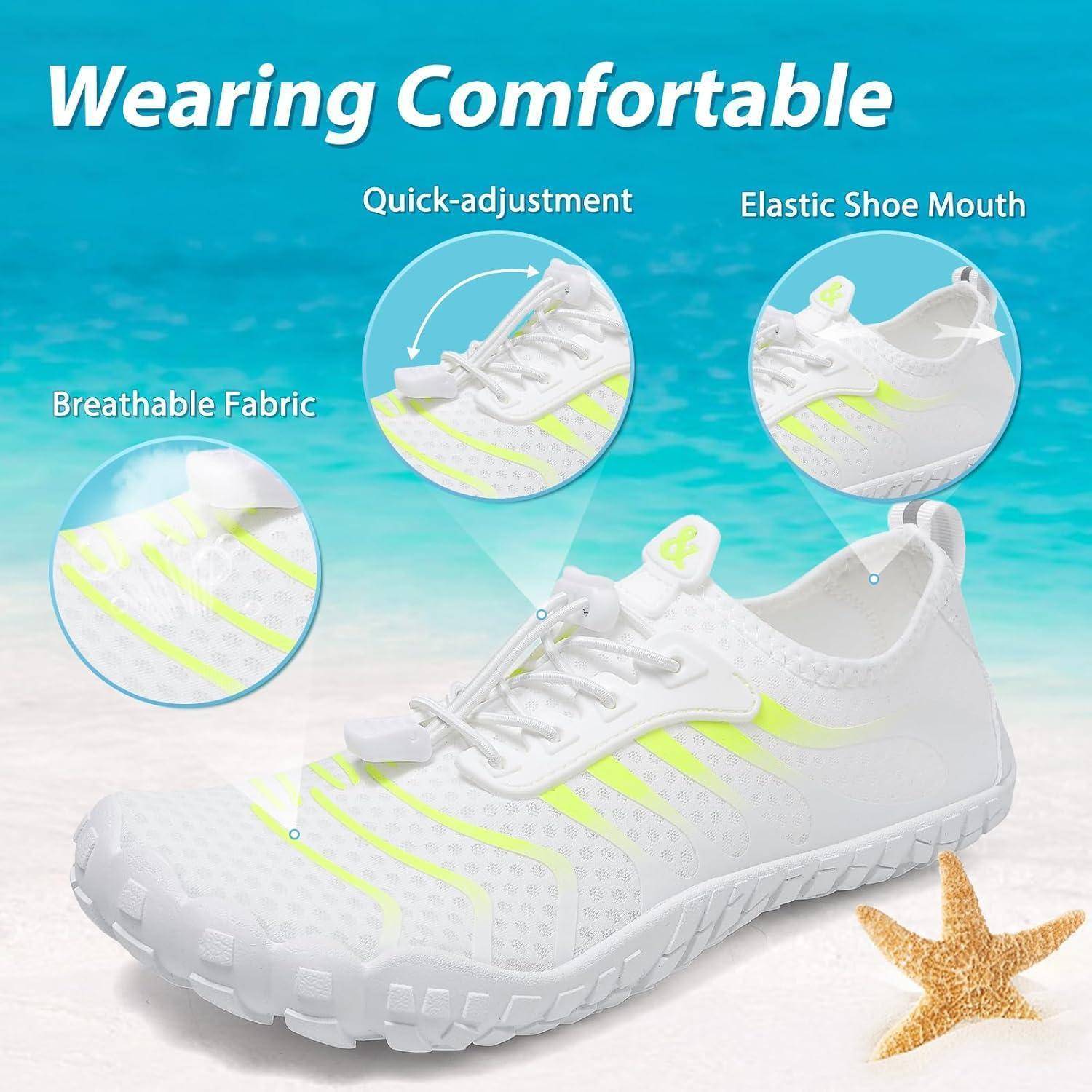 Weißer Schuh mit gelben Akzenten am Strand. Texthervorhebungen besagen 'atmungsaktives Gewebe', 'schnelle Anpassung' und 'elastische Schuhöffnung'. Seestern in der Nähe.