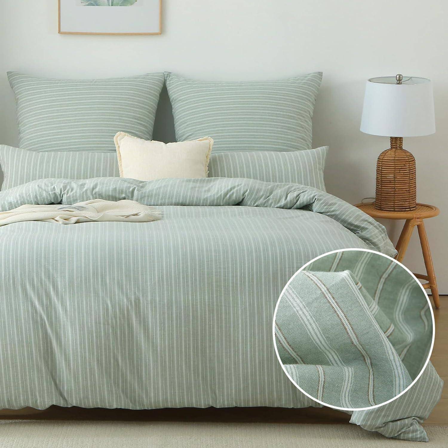 Ein sauber gemachtes Bett mit einem grün-weiß gestreiften Bettüberwurf und Kissen. Eine Detailaufnahme zeigt die Stoffstruktur. Eine Lampe steht neben dem Bett.