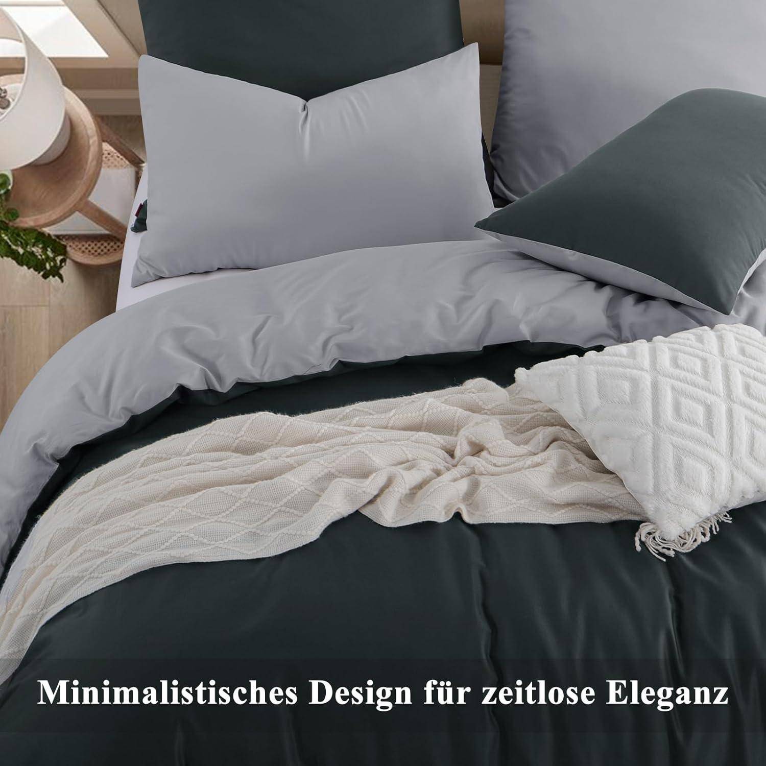 Ein sorgfältig gemachtes Bett mit grauen Kissen und einer weißen strukturierten Decke, die darüber drapiert ist. Text lautet: 'Minimalistisches Design für zeitlose Eleganz.