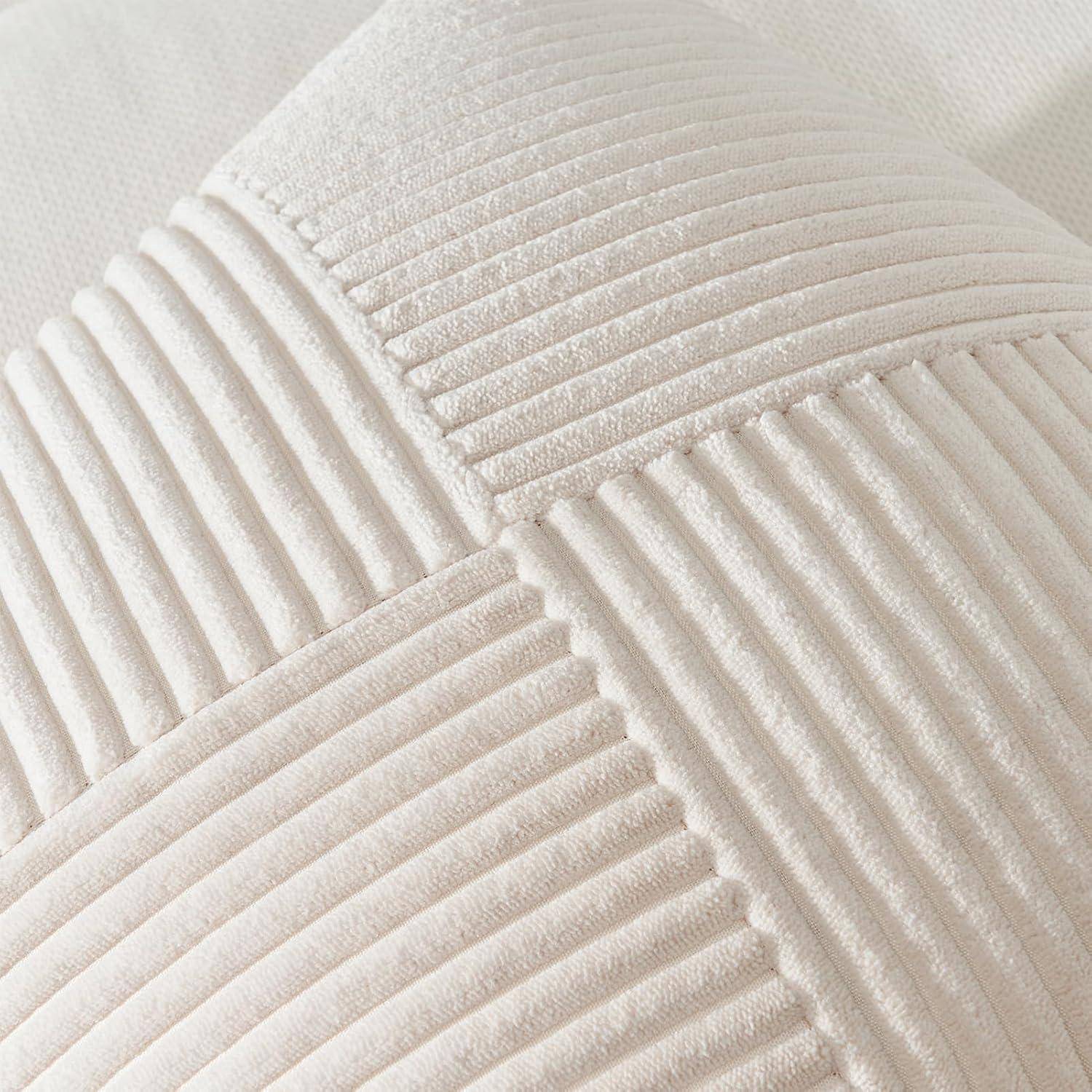 Nahaufnahme eines beige getönten Kissens mit einer geometrischen Struktur aus horizontalen und vertikalen Rillen, die eine gesteppte Anmutung erzeugen.