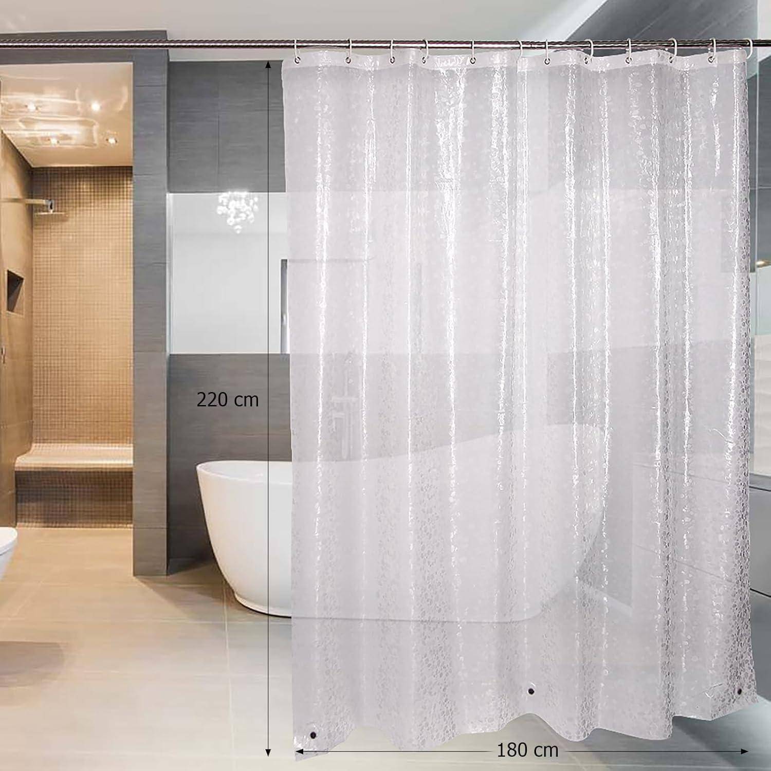 Ein Badezimmer mit einem weißen durchsichtigen Duschvorhang, einer Badewanne dahinter und gefliesten Wänden. Die Vorhanggröße beträgt 180 cm x 220 cm.