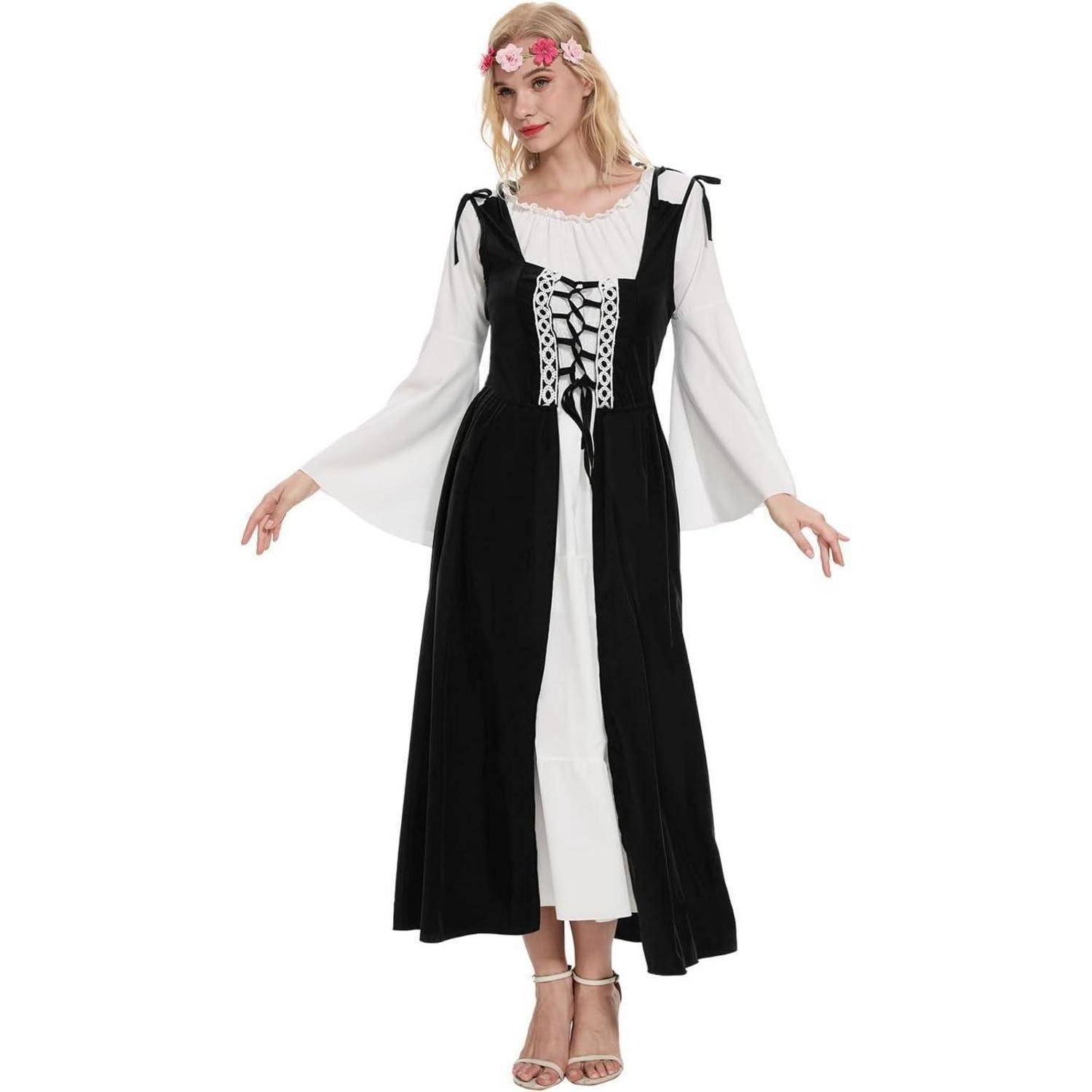 Eine Frau in einem mittelalterlichen Kleid in Schwarz und Weiß mit einer geschnürten Korsage und einem rosa Blumenhaarband, die vor einem einfarbigen Hintergrund steht.