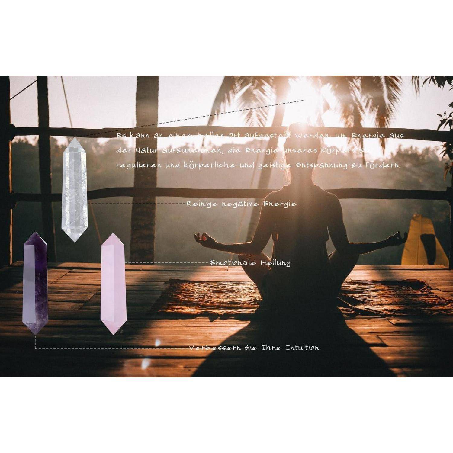 Eine Person sitzt im Schneidersitz in Meditation auf einer Holzterrasse bei Sonnenaufgang, umgeben von Kristallen und Text, der Energie, Heilung und Intuition diskutiert.