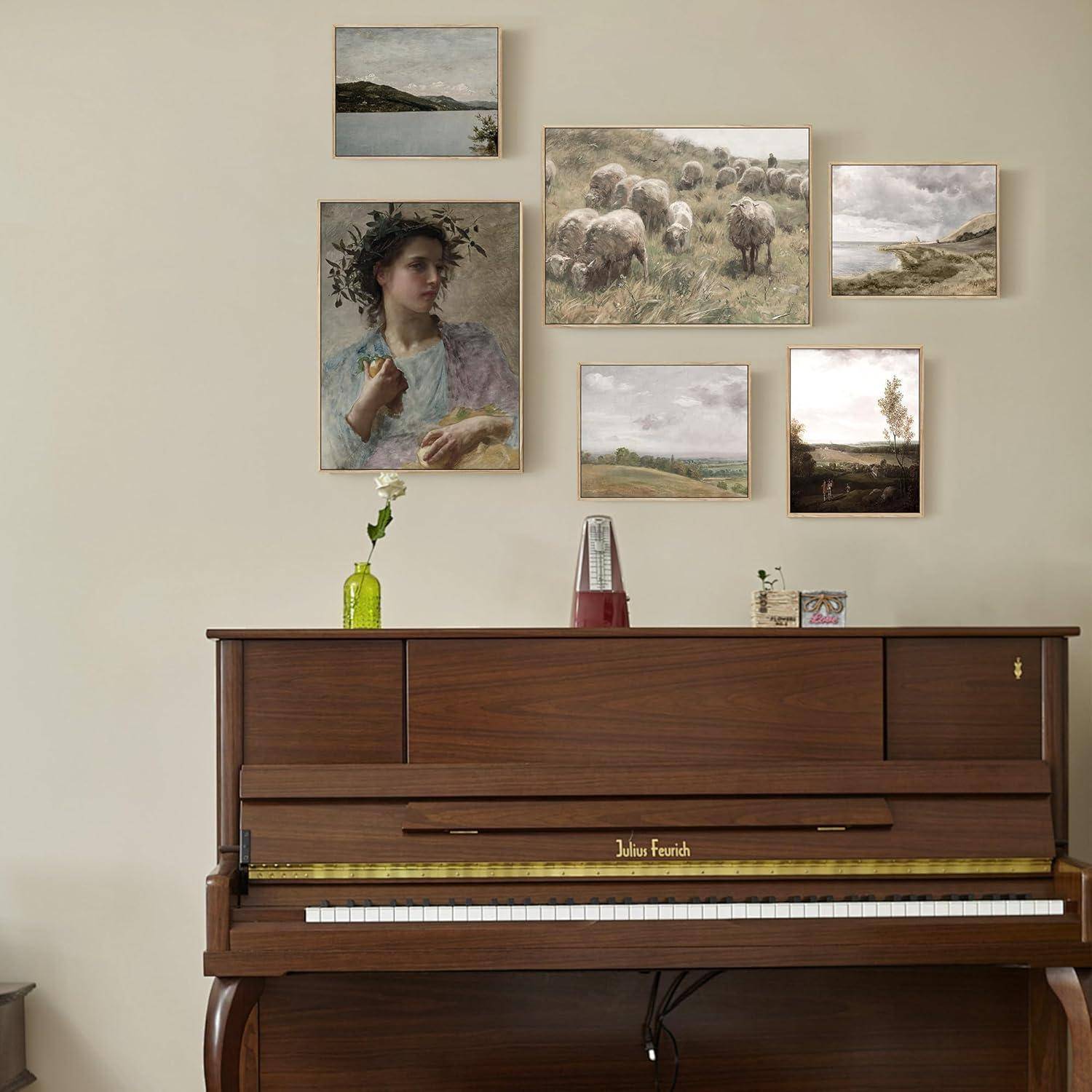 Ein Holzklavier unter einer Wand, die gerahmte Landschafts- und Porträtgemälde zeigt, wodurch eine künstlerische und ruhige Raumatmosphäre entsteht.