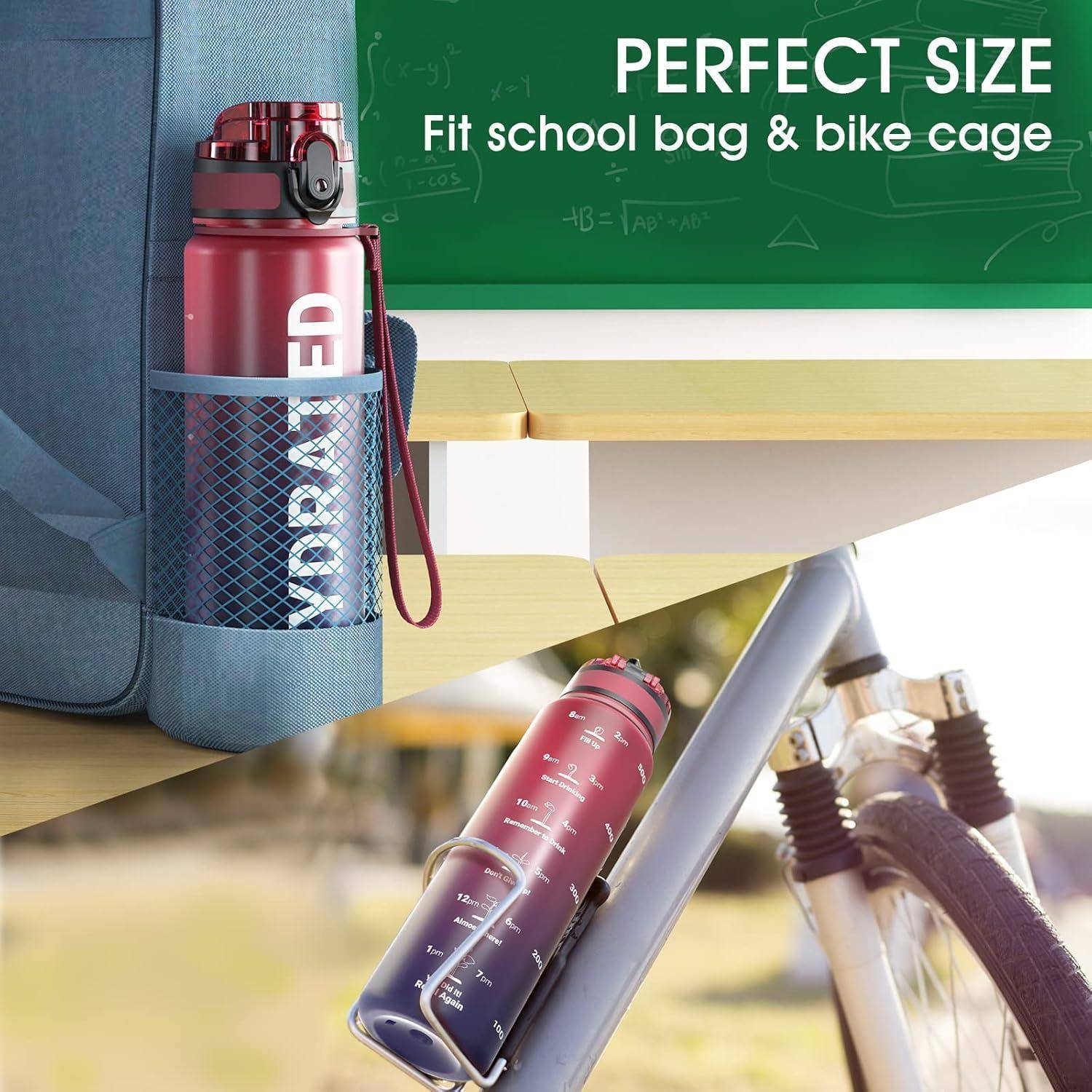 Eine wiederverwendbare Wasserflasche passt in die Tasche eines Schulranzens und in einen Fahrradkorb, was ihre praktische Größe unterstreicht. Text lautet: „Perfekte Größe: Passt in Schulranzen & Fahrradkorb