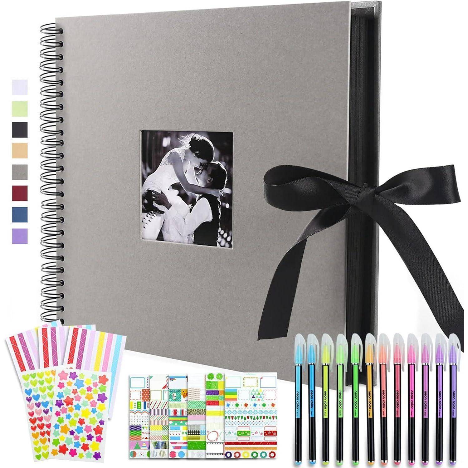 Scrapbook-Set mit spiralgebundenem Album, Bandverschluss, einem kleinen Foto, farbigen Markern und dekorativen Stickern zum persönlichen Gestalten.