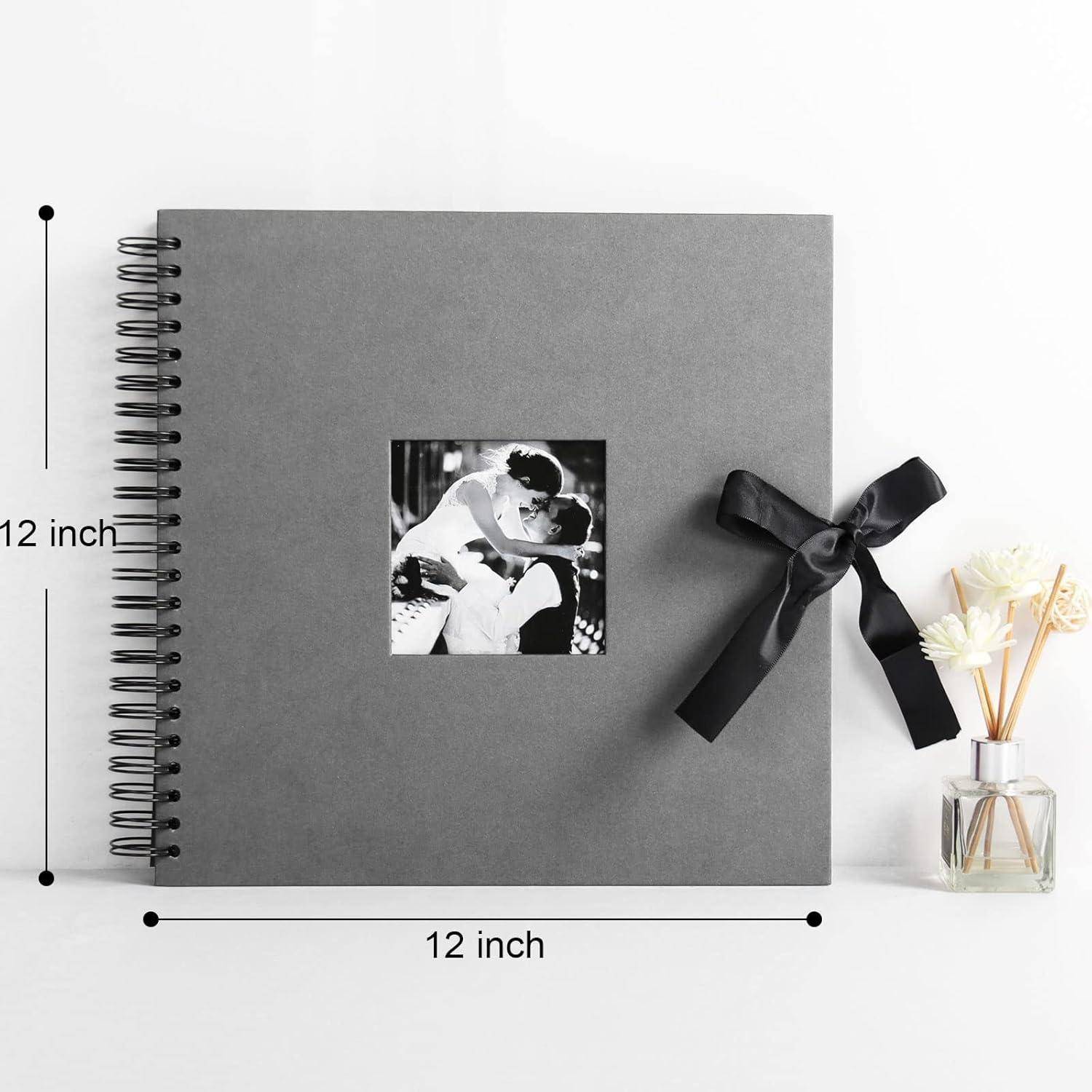 Ein 12x12 Zoll spiral-gebundenes Fotoalbum mit einem Schwarz-Weiß-Bild auf dem Einband und einer schwarzen Satinschleife. Eine kleine Vase mit Blumen steht daneben.