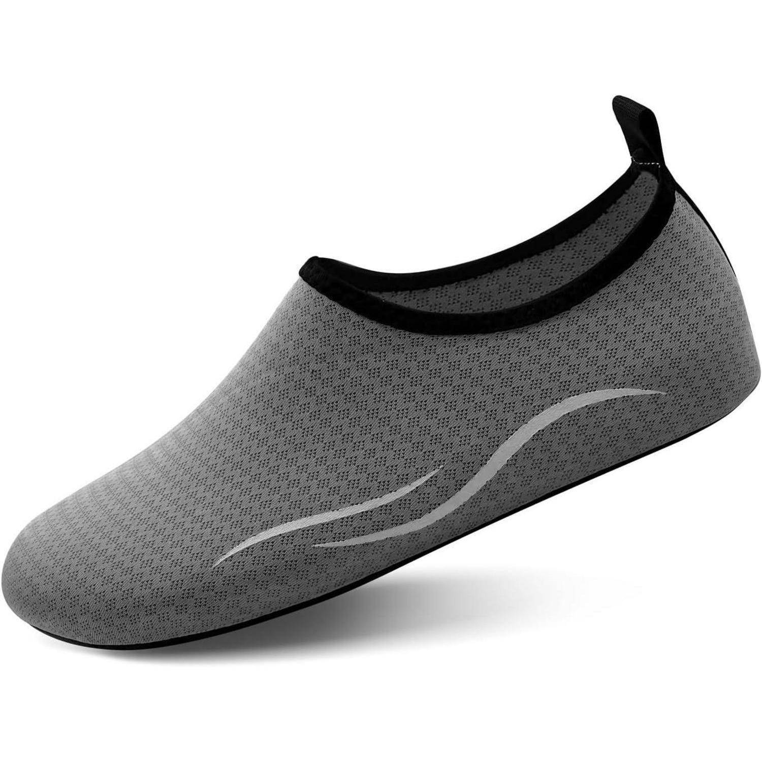 Ein einzelner grauer Slipper mit schwarzem Futter, der ein dezentes Wellenmuster an der Seite aufweist und sich für beiläufige Kleidung eignet.