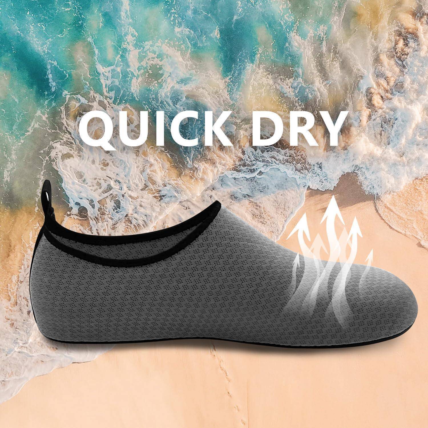 Ein grauer schnelltrocknender Schuh, der vor einem Hintergrund von Wellen auf einem sandigen Strand positioniert ist. Der Schuh verfügt über atmungsaktives Material mit Dampflinien.