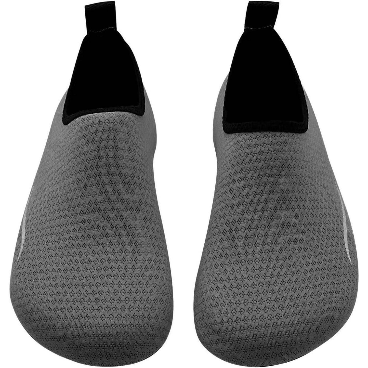 Ein Paar graue Slipper mit schwarzem Rand, von vorne betrachtet, wobei das schlichte Design und die strukturierte Oberfläche hervorgehoben werden.