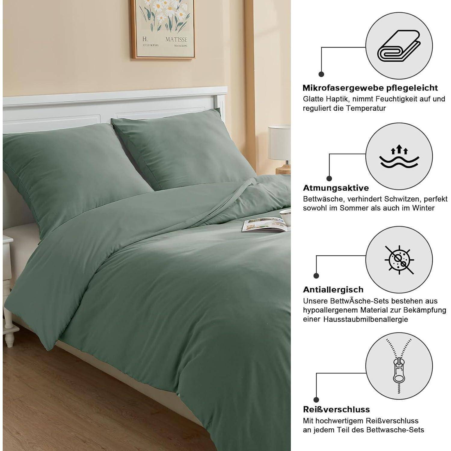 Ein ordentlich gemachtes Bett mit grüner Bettwäsche in einem Schlafzimmer. Eine Infografik rechts hebt die Merkmale der Bettwäsche hervor, wie Mikrofaserqualität und Atmungsaktivität.