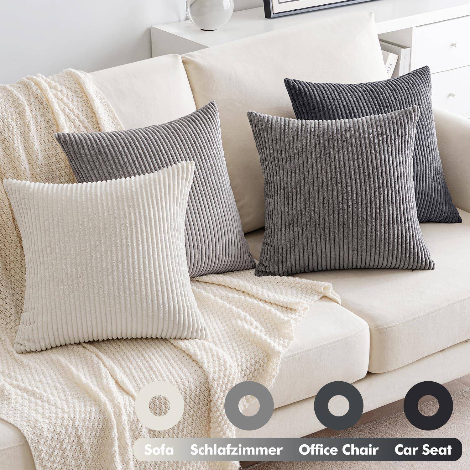 Kissen auf einem weißen Sofa mit gestreiften Mustern in Beige und Grau. Symbole deuten auf die Verwendung auf dem Sofa, im Schlafzimmer, auf dem Bürostuhl und auf dem Autositz hin.