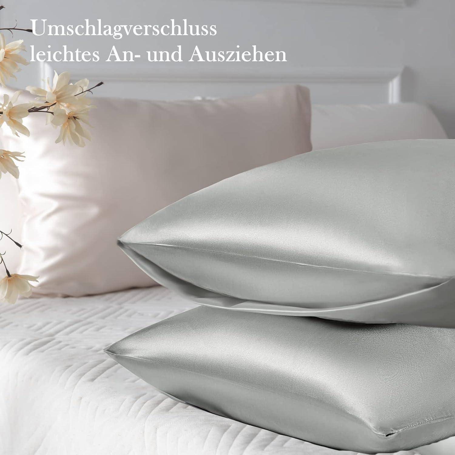 Silberne Satin-Kissenbezüge auf einem Bett mit Text: 'Umschlagverschluss leichtes An- und Ausziehen