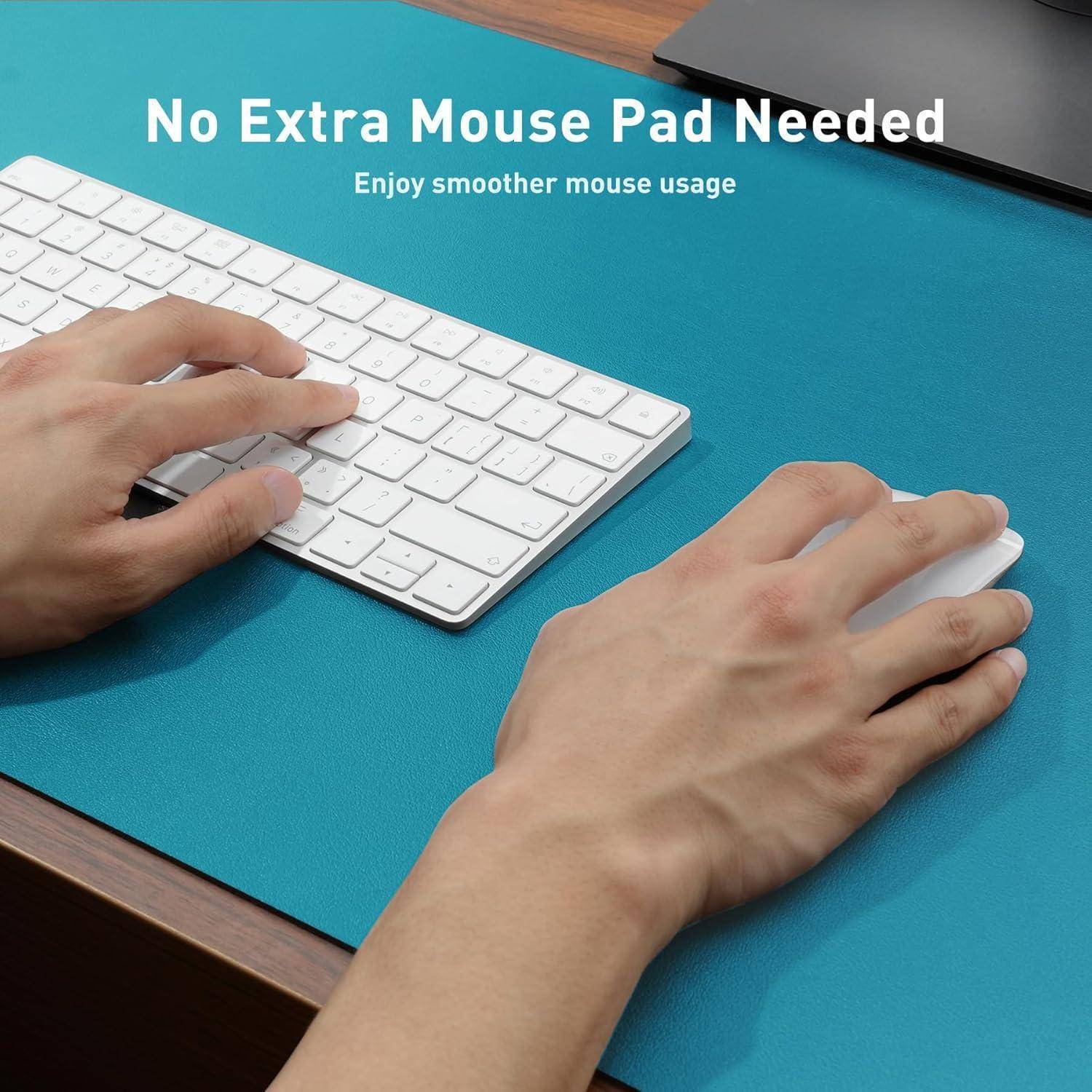 Hände, die eine Maus und Tastatur auf einem Schreibtisch mit einer mausfreundlichen Oberfläche bedienen. Text liest sich: 