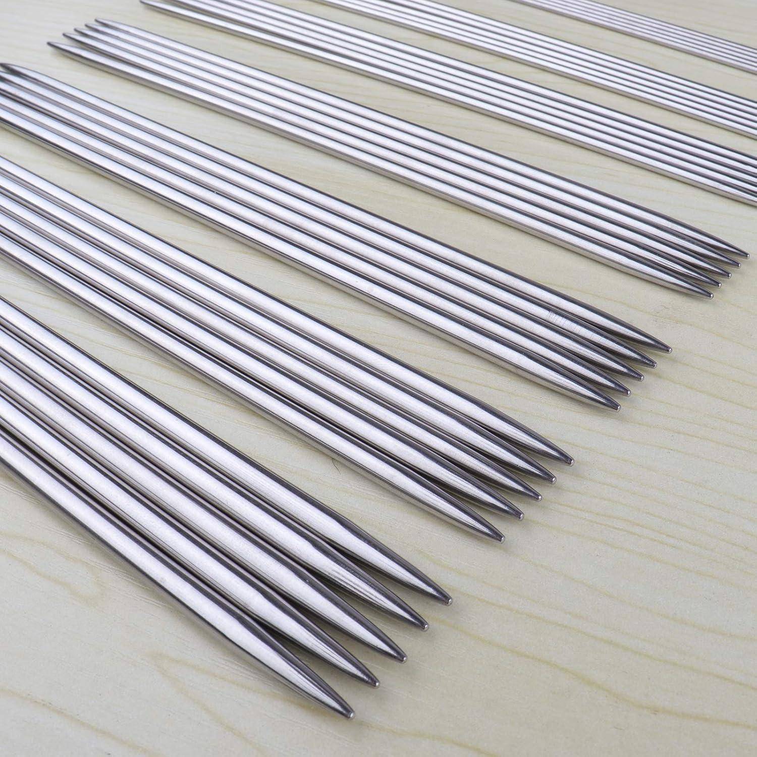 Mehrere polierte Metallspieße, die in parallelen Reihen auf einer hellen Holzoberfläche angeordnet sind und deren spitze Enden und glatte Oberfläche hervorgehoben werden.