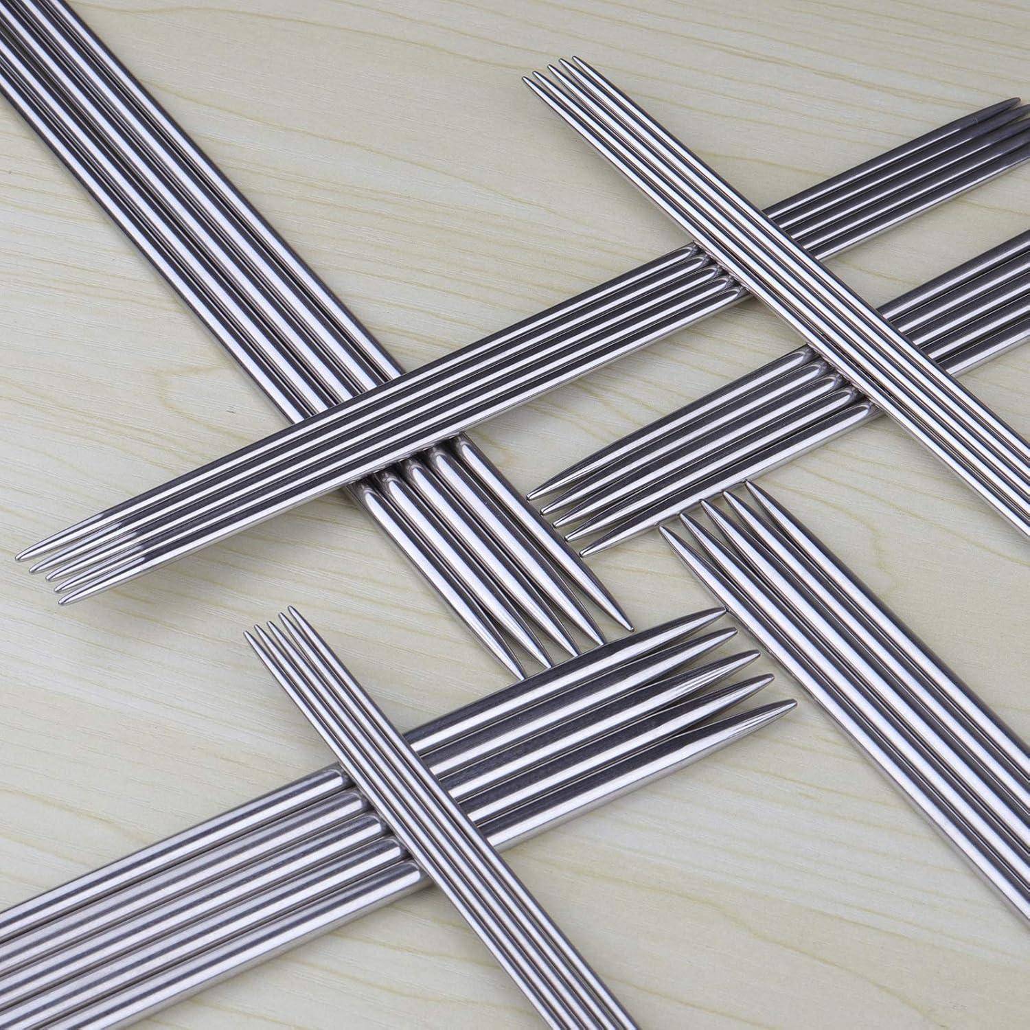 Edelstahlstäbchen, die in einem überlappenden Gittermuster auf einer hellen Holzoberfläche angeordnet sind und einen geometrischen visuellen Effekt erzeugen.