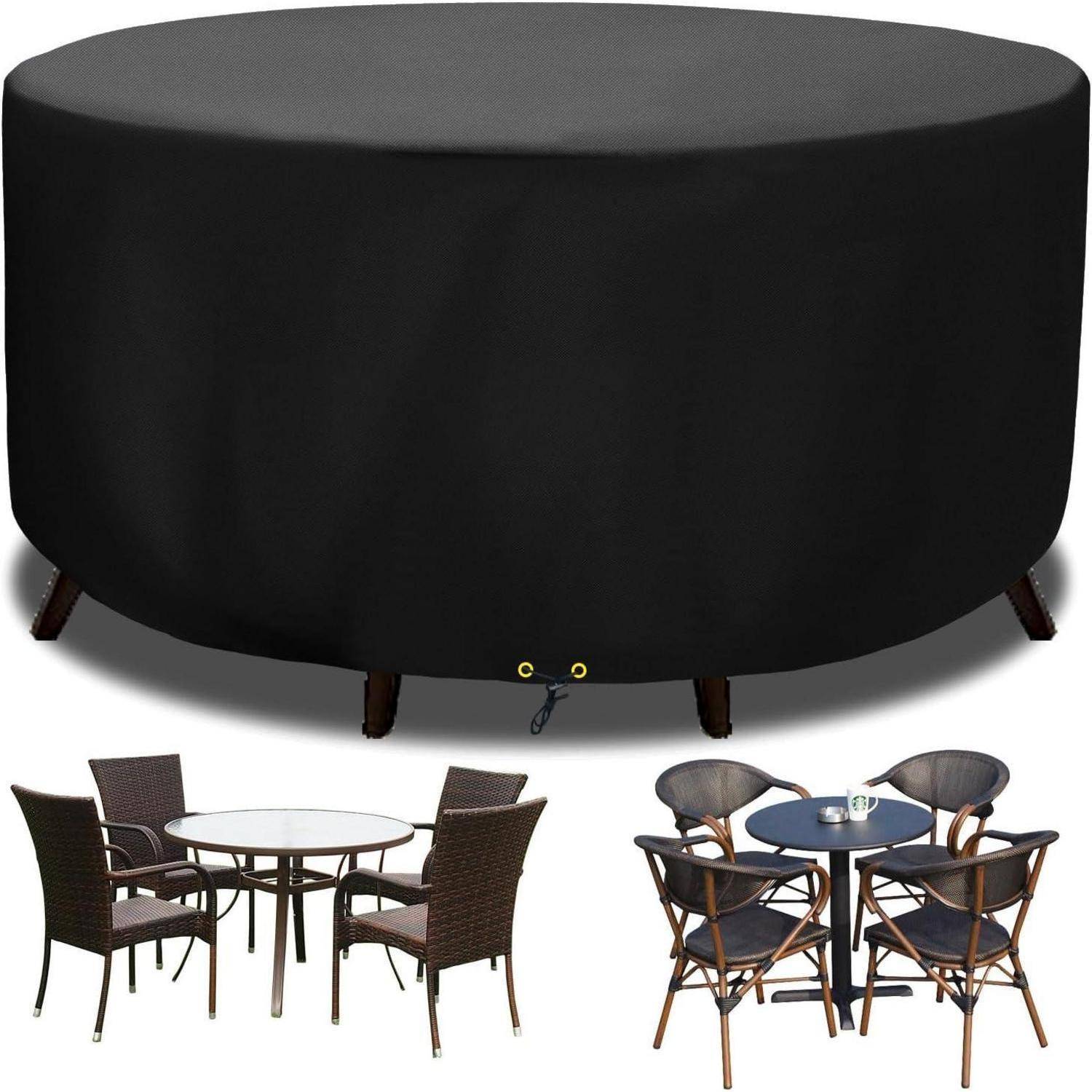 Eine schwarze Schutzabdeckung für Gartenmöbel ist zu sehen. Darunter befinden sich zwei Sets aus Outdoor-Esstischen und -Stühlen, die eine mögliche Verwendung andeuten.