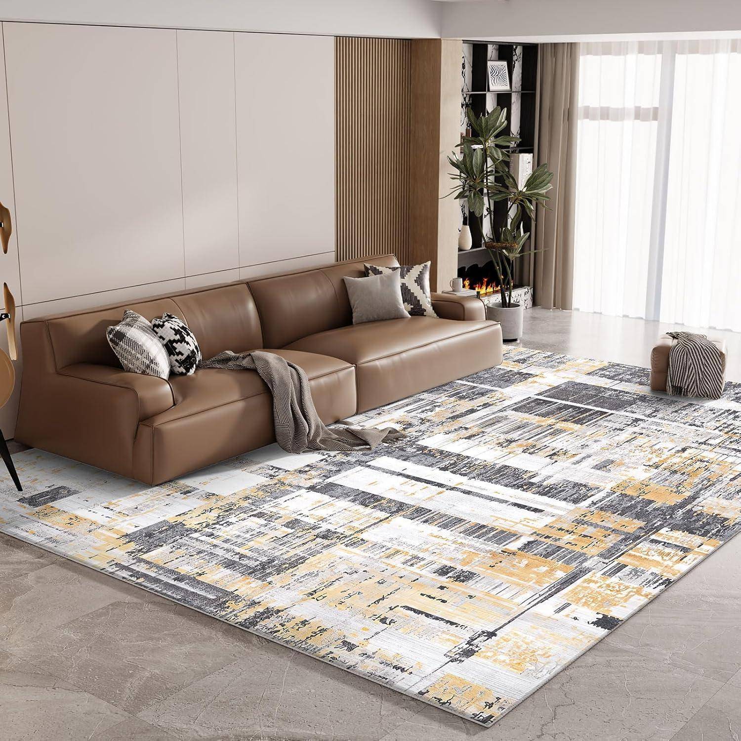 Ein modernes Wohnzimmer präsentiert ein braunes Ledersofa mit gemusterten Kissen, einen großen abstrakten Teppich und bodentiefe Fenster mit transparenten Gardinen.