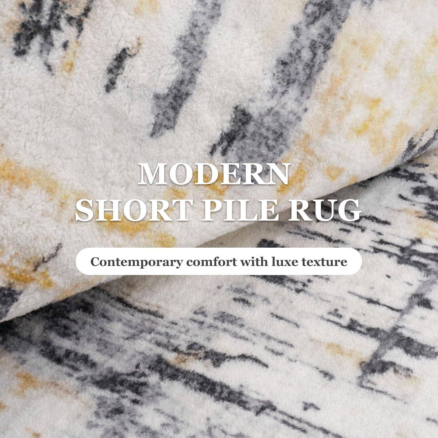 Moderner Kurzflor-Teppich mit zeitgemäßem Design und luxuriöser Textur in Grau- und Beigetönen.