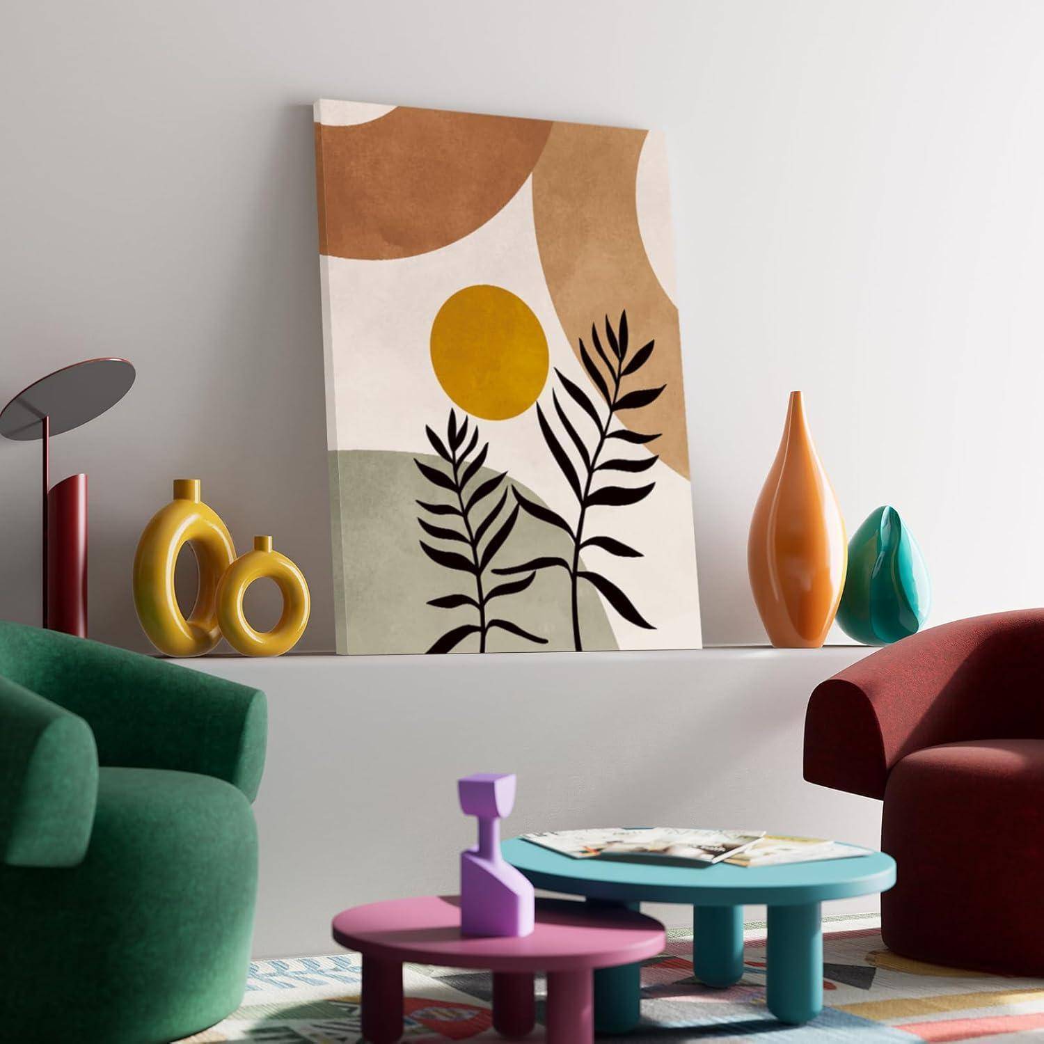 Ein Wohnzimmer mit farbenfroher moderner Einrichtung und Dekoration, mit einem gemusterten Kunstwerk, das abstrakte Formen und Pflanzensilhouetten zeigt.
