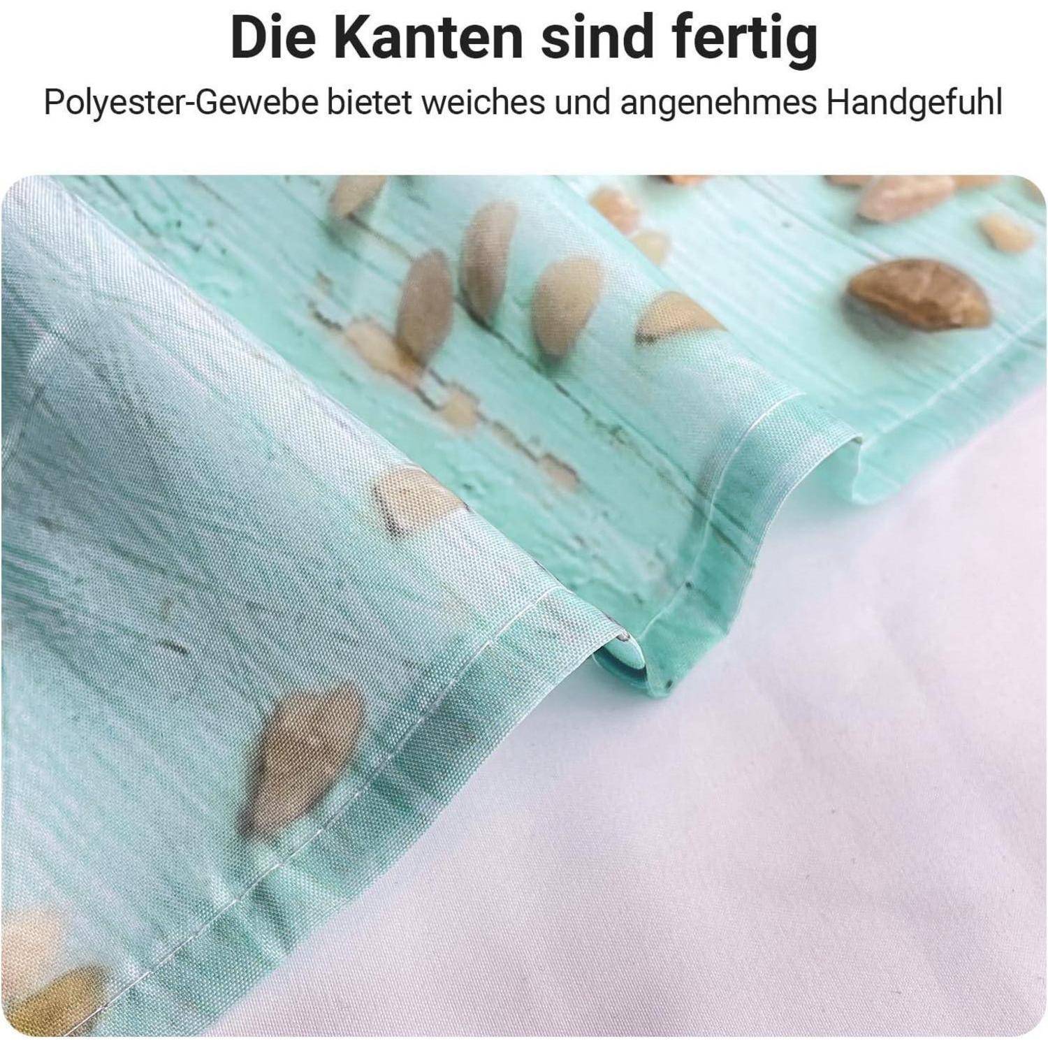 Das Bild zeigt gefaltetes Stoff mit einem Blattmuster auf einem hellblauen Hintergrund. Der Text lautet „Die Kanten sind fertig
