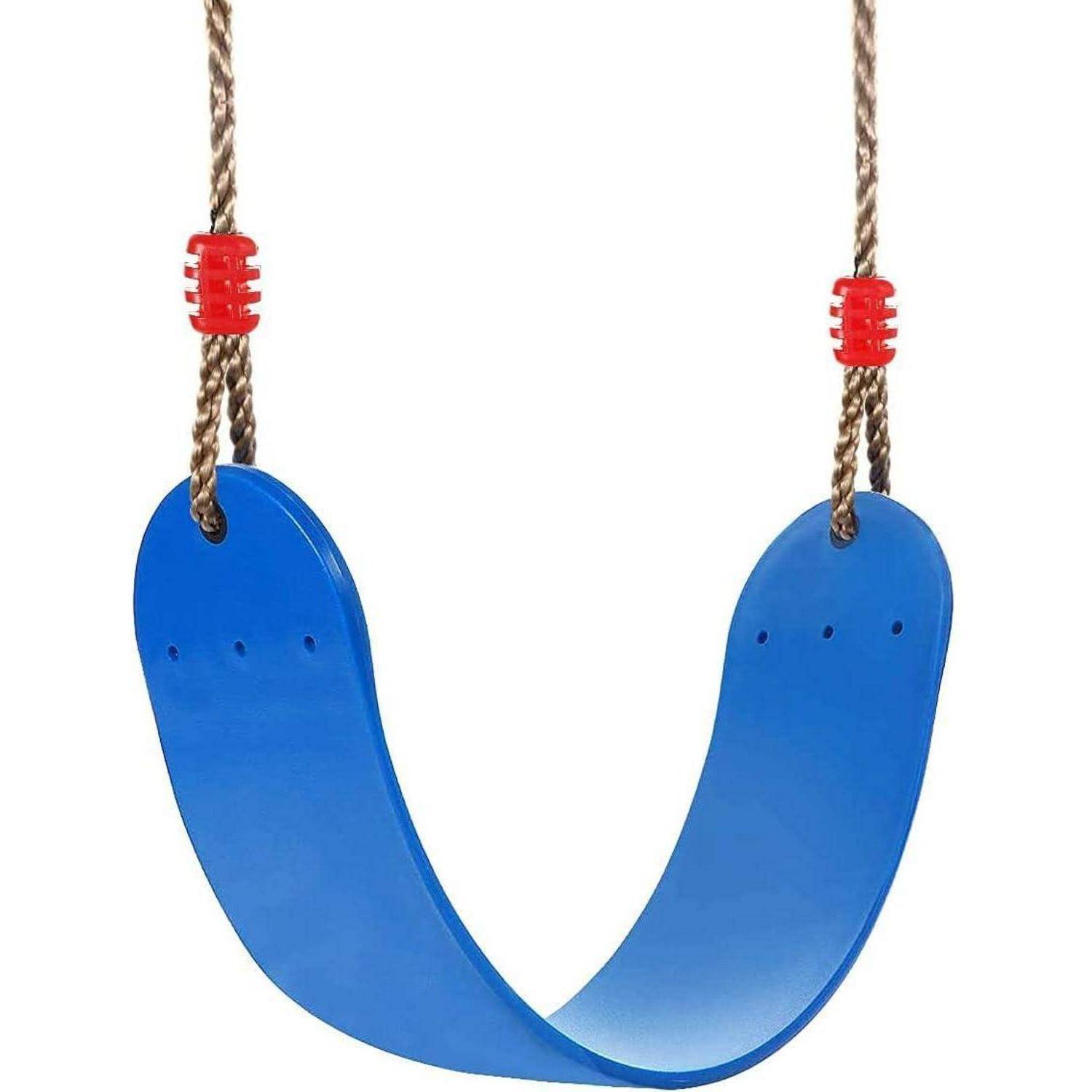 Eine blaue Plastik-Schaukel mit braunen Seilen und roten Verbindern, für den Außenbereich konzipiert, hängend an einer nicht sichtbaren Struktur.