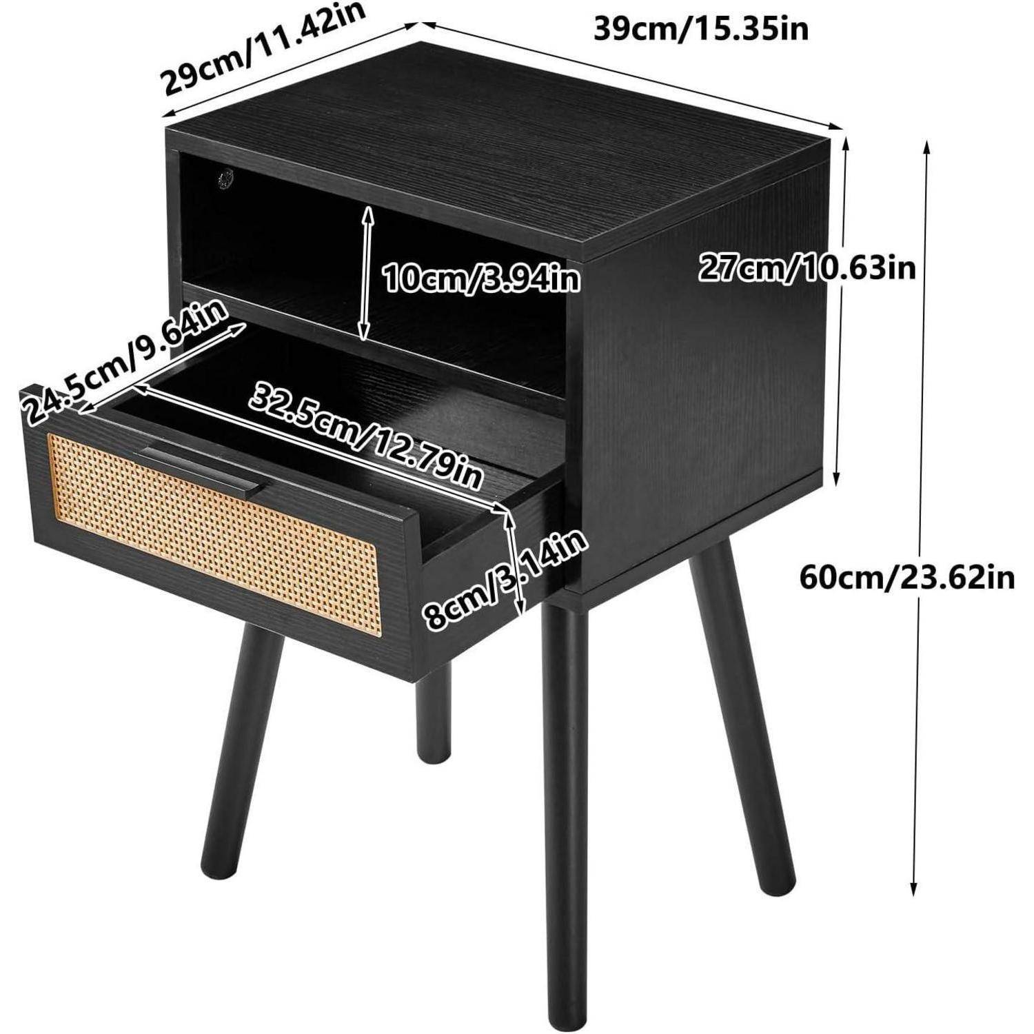 Ein schwarzer Holz-Beistelltisch mit vier Beinen, ausgestattet mit zwei Ablagen. Eine Ablage ist offen, die andere ist eine ausziehbare Schublade mit einer Frontseite aus Flechtwerk. Die Abmessungen sind in Zentimetern und Zoll angegeben.