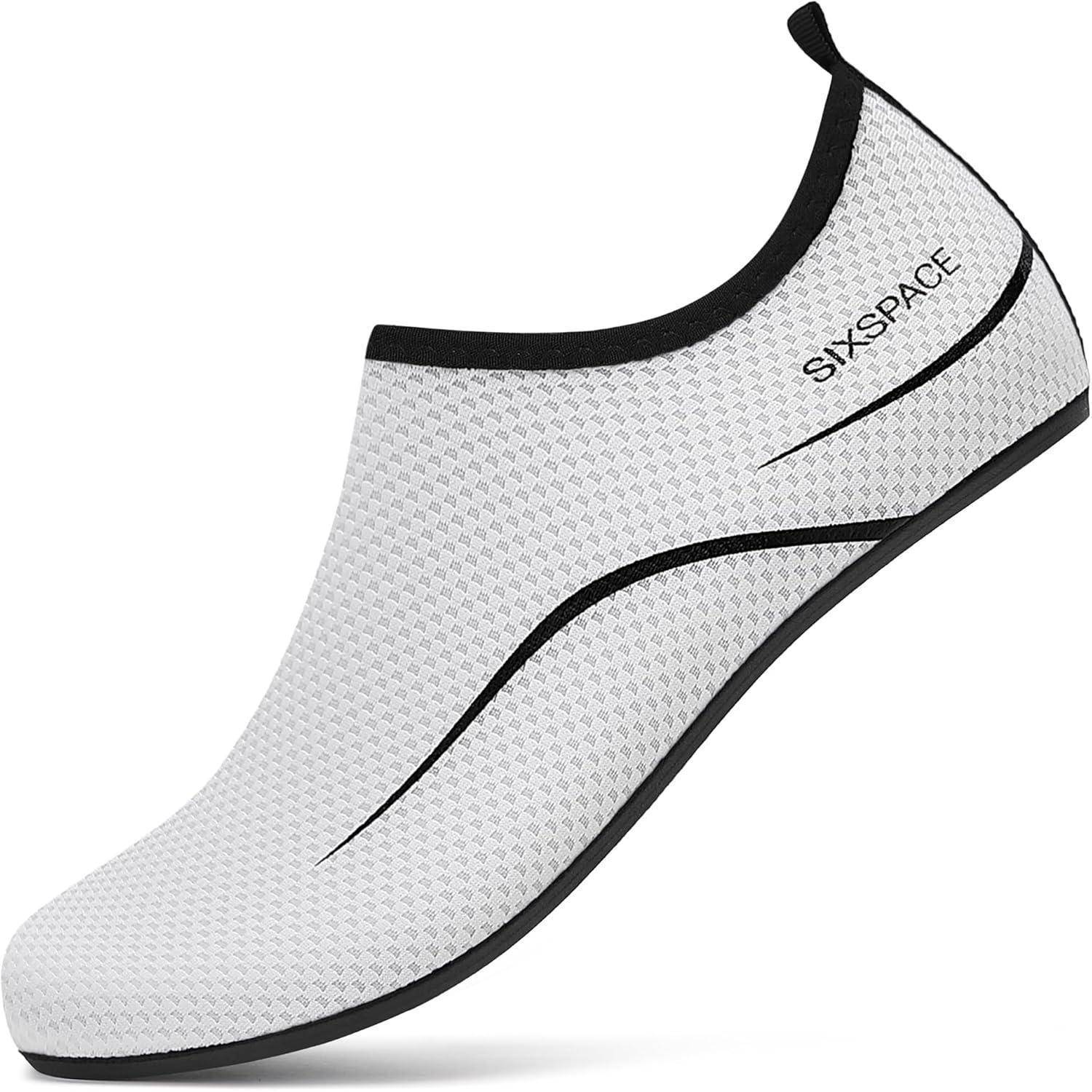Weiße Slip-on-Wasserschuhe mit schwarzem Besatz und dem Schriftzug 'SIXSPACE' an der Seite, entwickelt für leichtes Tragegefühl und Flexibilität.