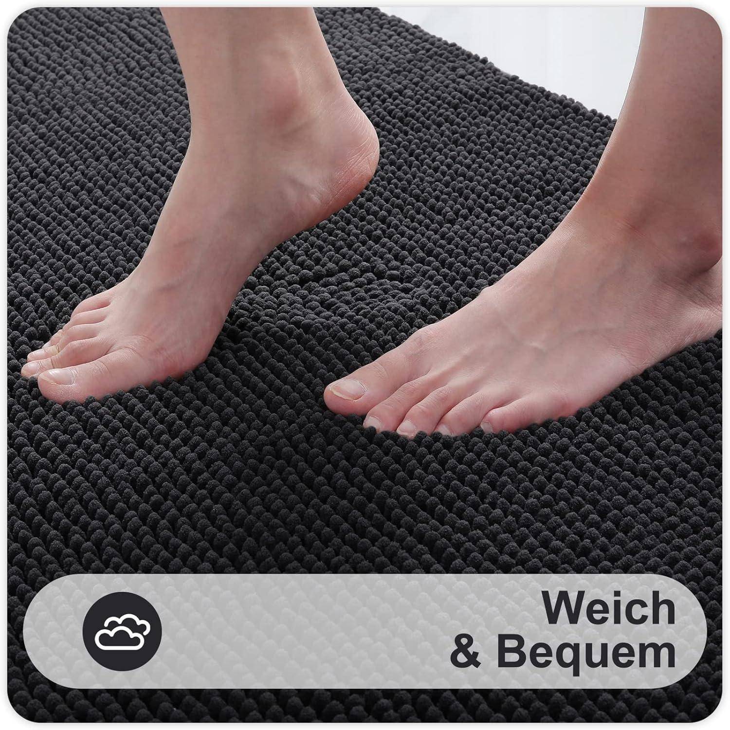 Füße stehen auf einer strukturierten schwarzen Matte mit einer Bildunterschrift auf Deutsch, die „Weich & Bequem