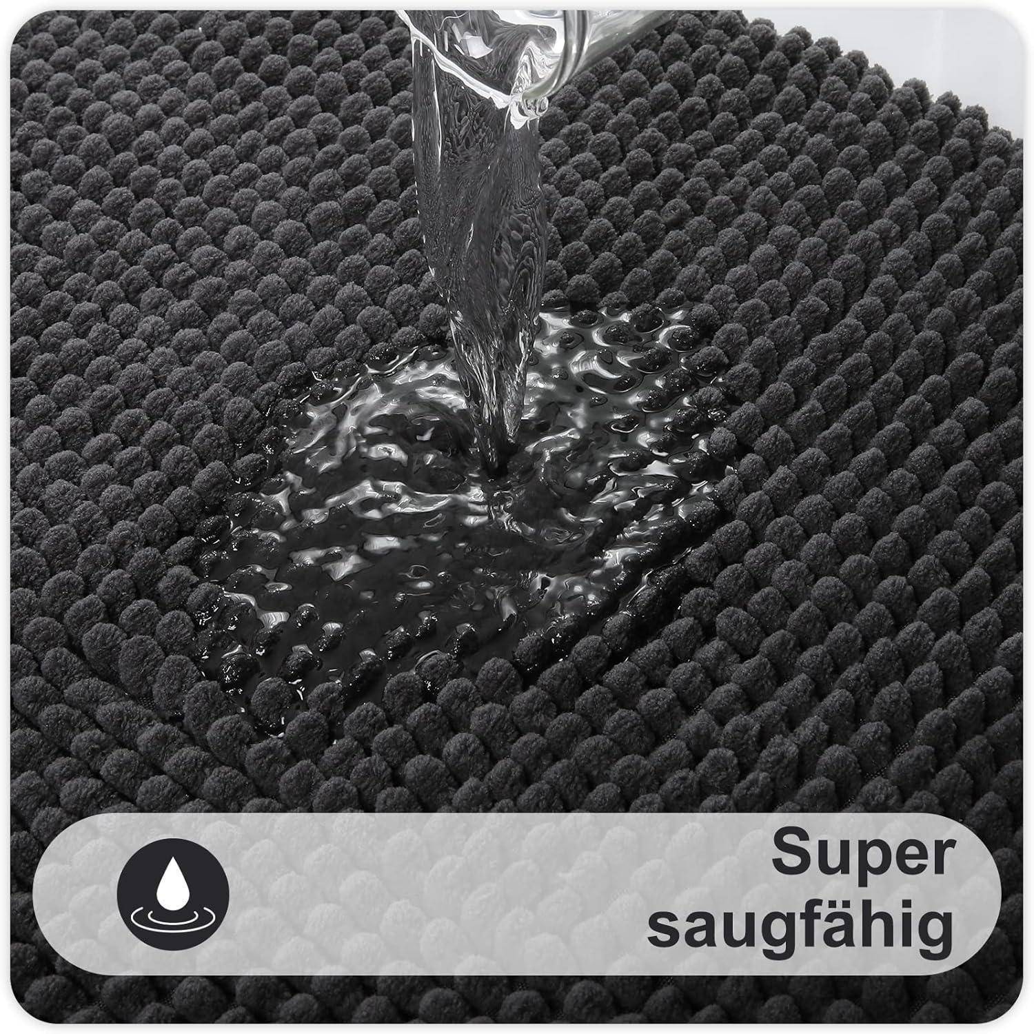 Wasser wird auf eine absorbierende, dunkel strukturierte Matte gegossen, wobei dessen „Super saugfähig