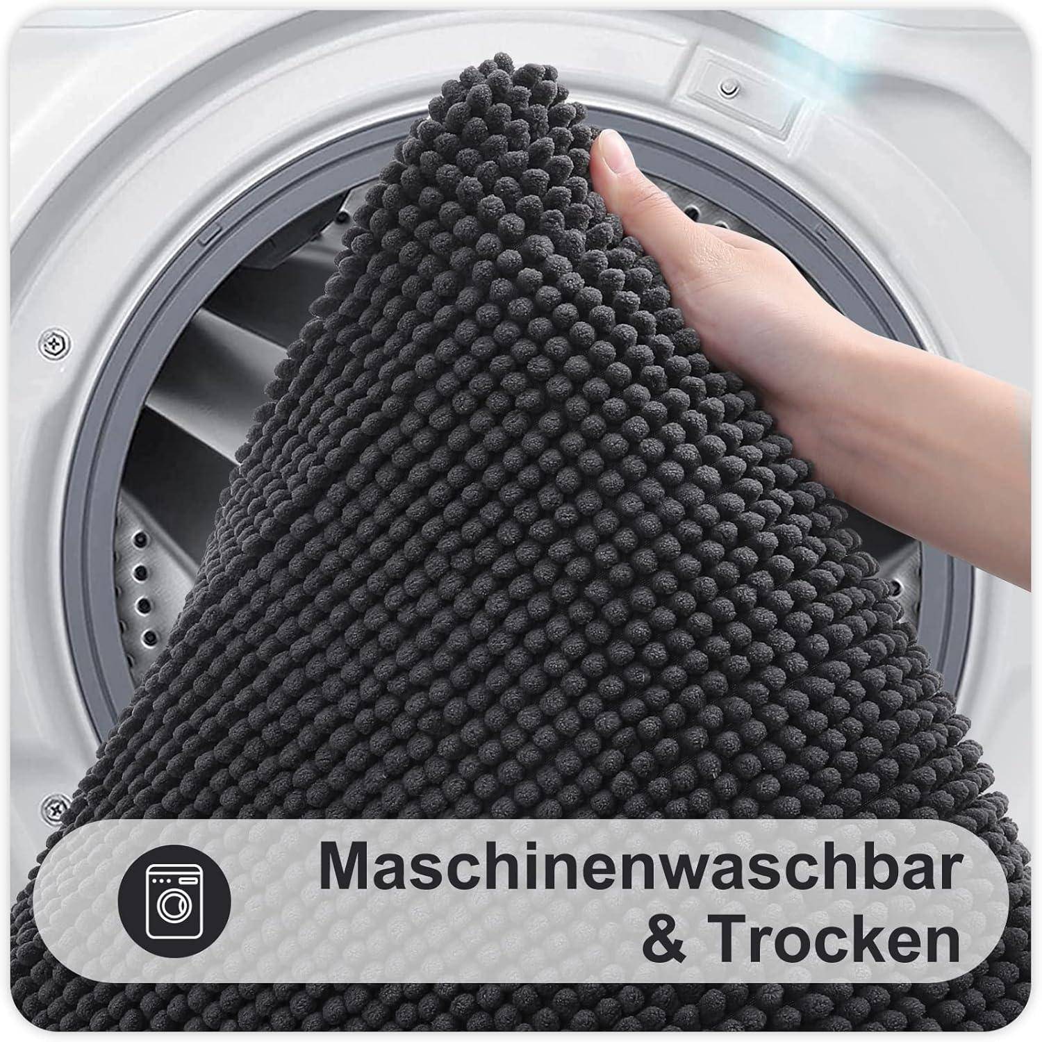 Eine Hand legt ein strukturiertes Textilstück in eine Waschmaschine. Der Text lautet 'Maschinenwaschbar & Trocken' und zeigt an, dass es maschinell waschbar und trockenbar ist.