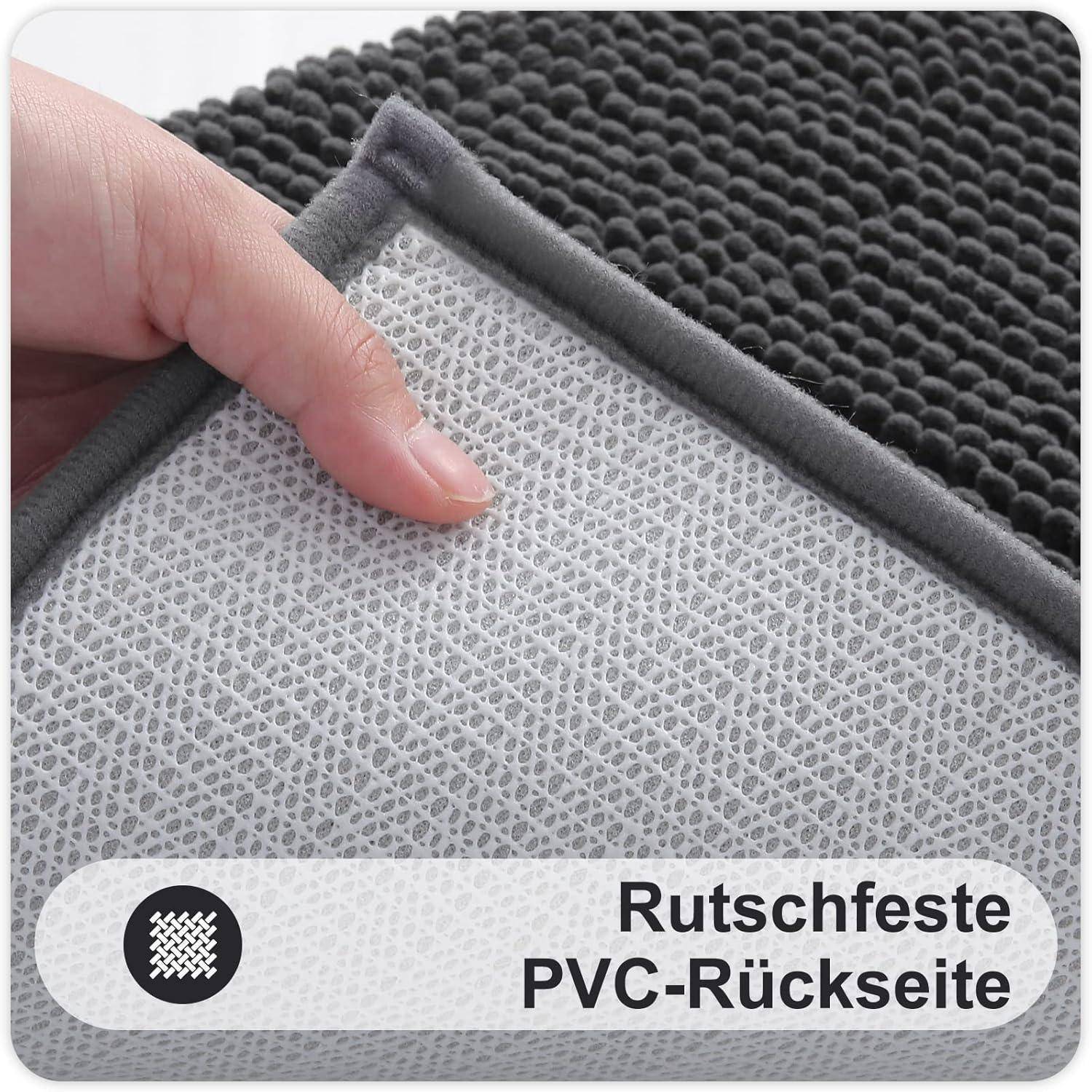 Eine Hand hält die Ecke einer strukturierten Matte, die mit ‚Rutschfeste PVC-Rückseite' beschriftet ist und auf ihre rutschfeste PVC-Rückseite hinweist.
