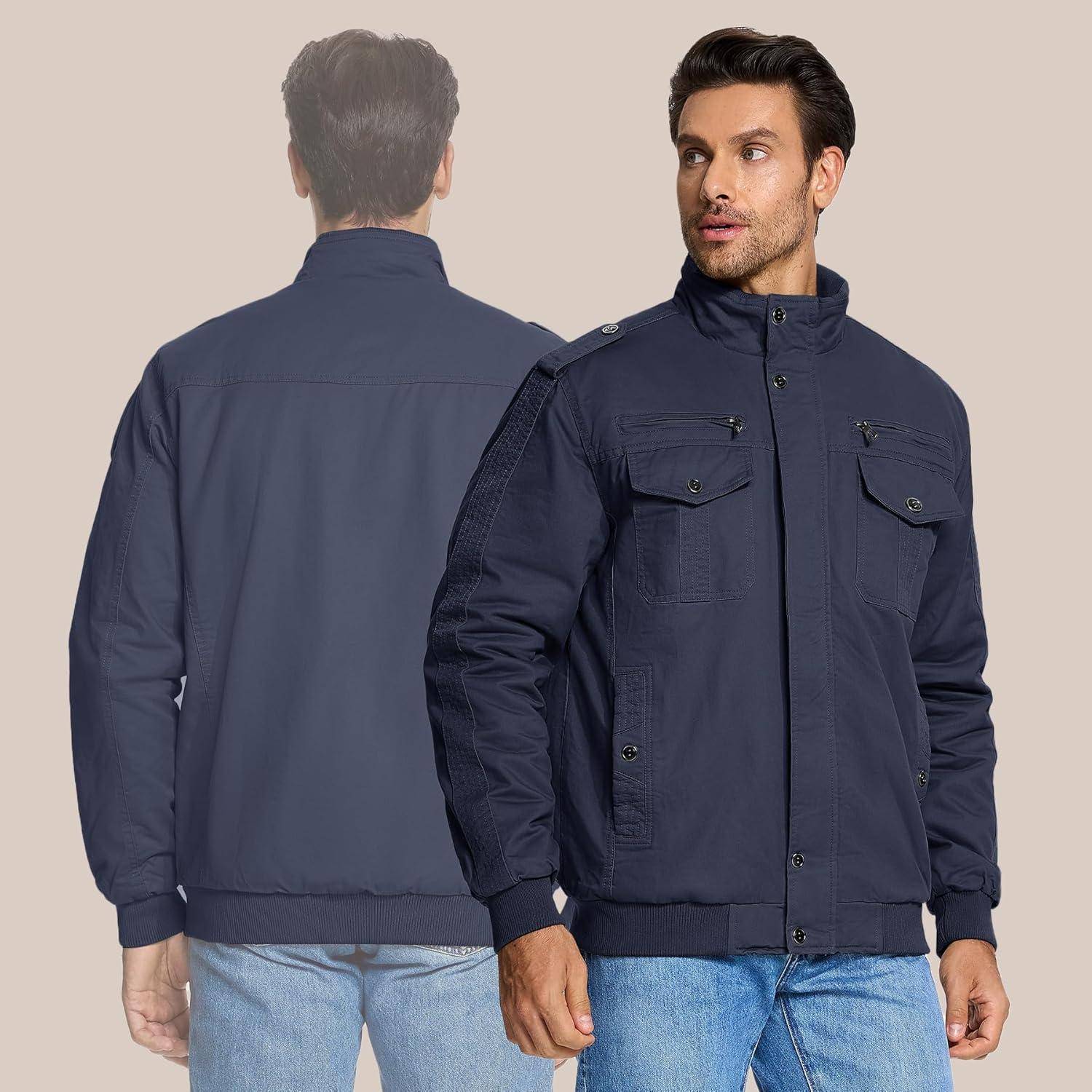 Ein Mann trägt eine dunkelblaue Bomberjacke über einem schwarzen Hemd und steht nach vorne gerichtet, mit einer gespiegelten Ansicht seines Rückens. Hellgrauer Hintergrund.
