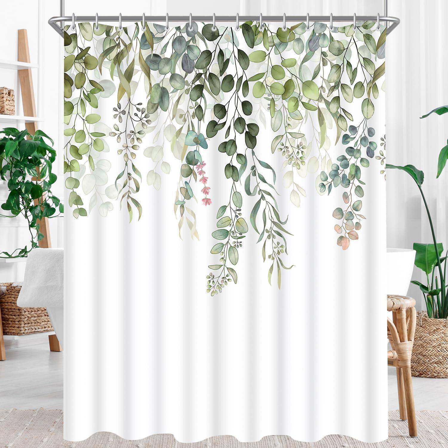 Ein Duschvorhang mit einem künstlerischen Design aus herabfallenden grünen Blättern hängt in einem Badezimmer, umgeben von Pflanzen und Flechtkörben.