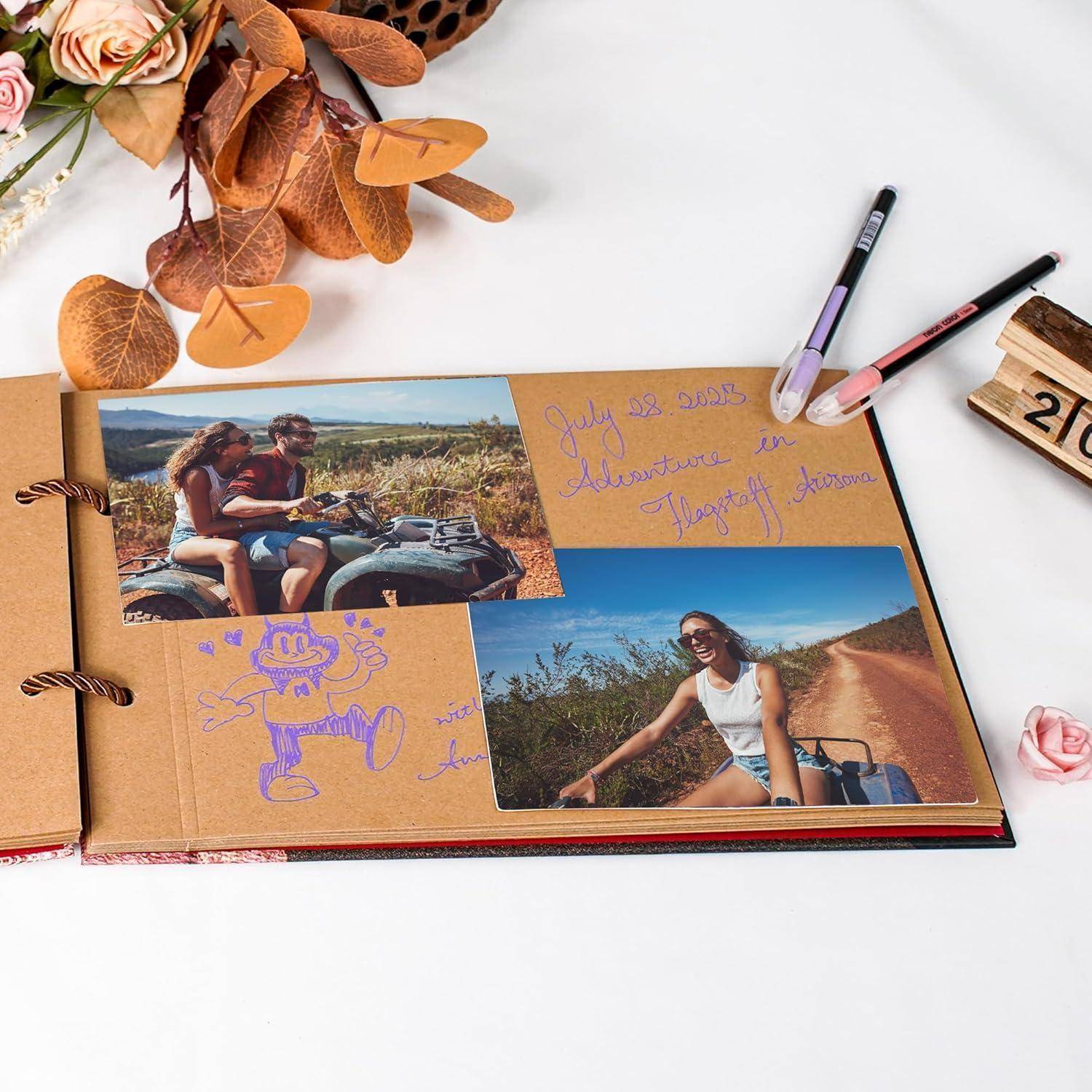 Eine Scrapbook-Seite mit zwei Fotos einer Frau auf einem ATV, umgeben von Dekorationen. Handschriftliche Notiz lautet: 
