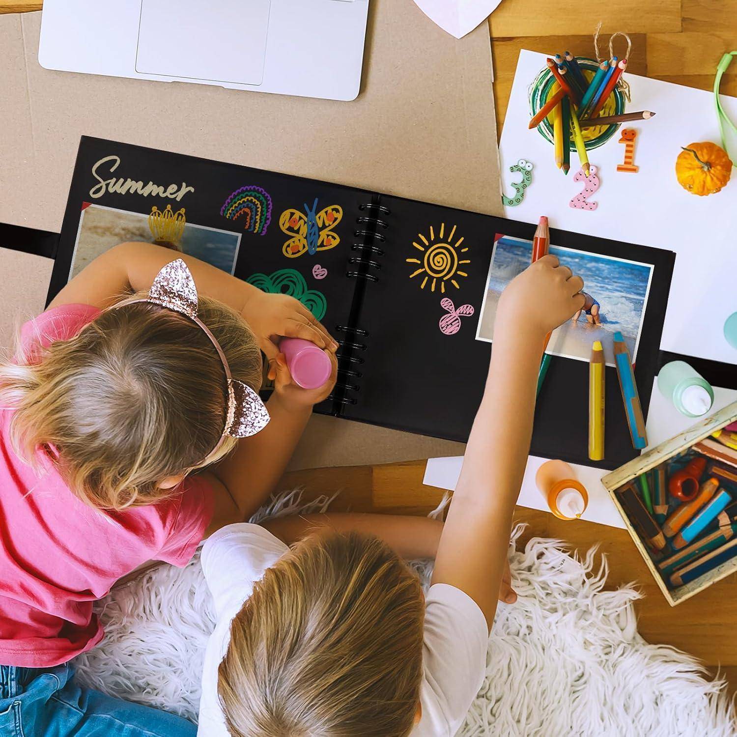 Zwei Kinder beim Basteln, die ein Scrapbook mit der Aufschrift 