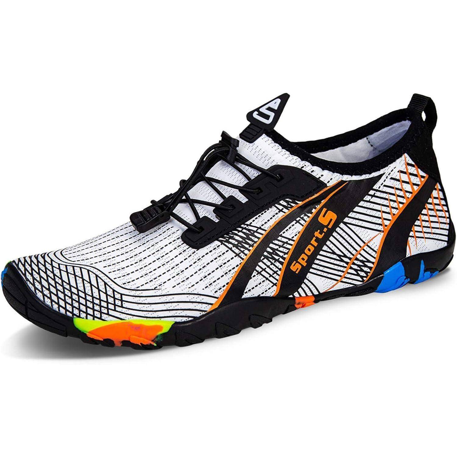 Weißer Sportschuh mit schwarzen Schnürsenkeln, gestreiftem Design, orangen Fersenakzenten und mehrfarbiger Sohle. Text an der Seite liest sich 'Sport-S'.