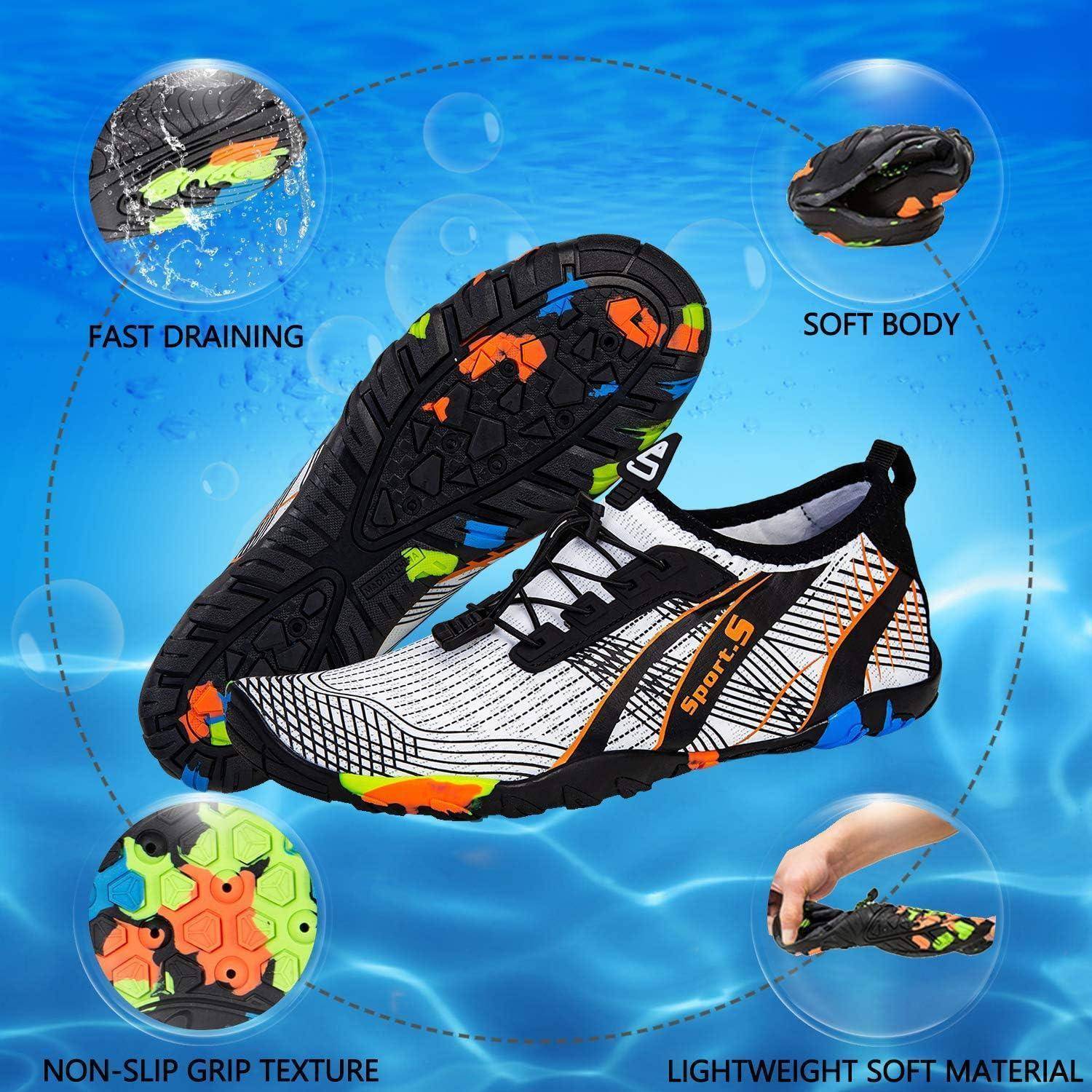 Wasserschuhe umgeben von Eigenschaften: 'Schnell trocknend', 'Weicher Körper', 'Rutschfeste Grifftextur', 'Leichtes weiches Material'. Blauer Wasserhindergrund.