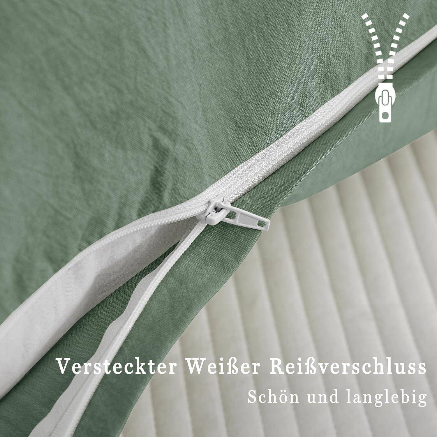 Eine grüne Bettdeckenbezug wird teilweise aufgeöffnet, wobei ein versteckter weißer Reißverschluss sichtbar ist. Text auf Deutsch lautet: 'Versteckter Weißer Reißverschluss Schön und langlebig'.