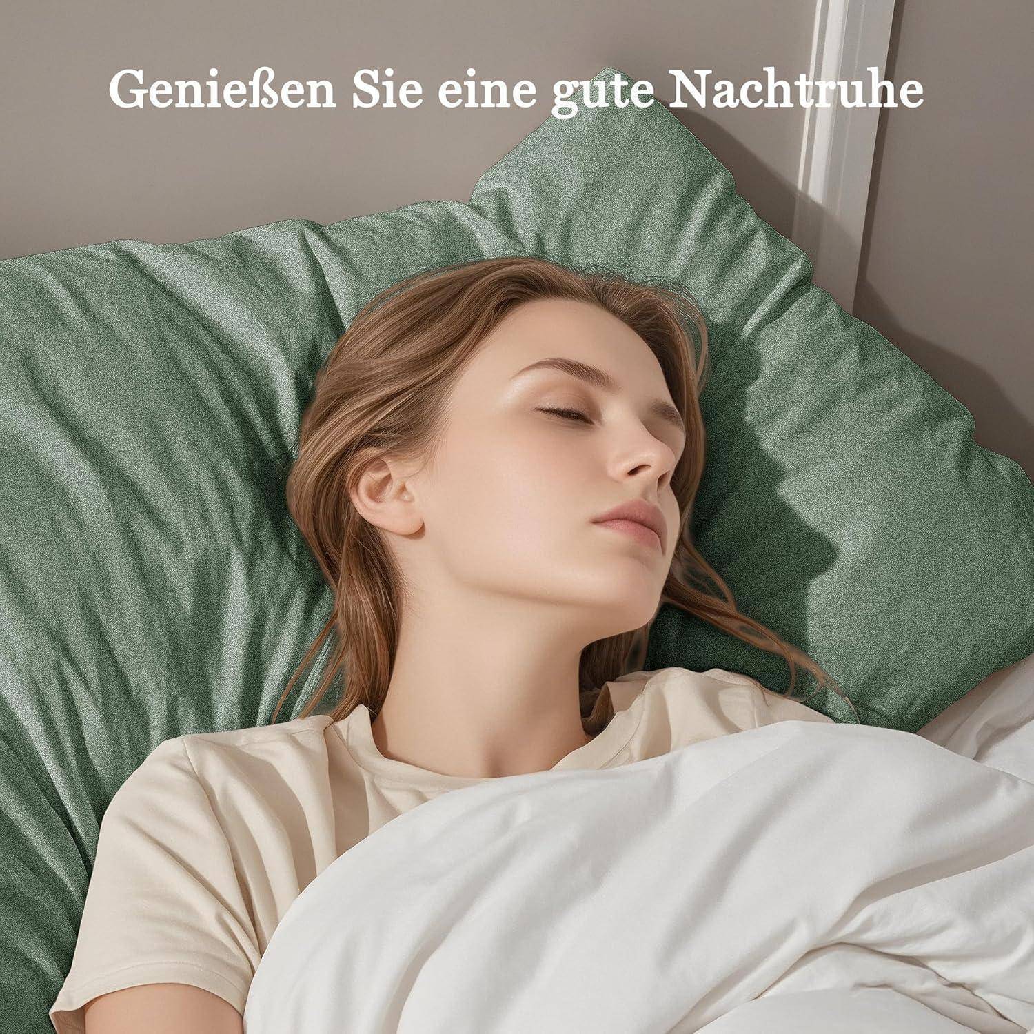 Ein Mensch schläft friedlich in einem Bett, bedeckt mit einer weißen Decke und ruht auf einem grünen Kissen. Der Text lautet 'Genießen Sie eine gute Nachtruhe'.