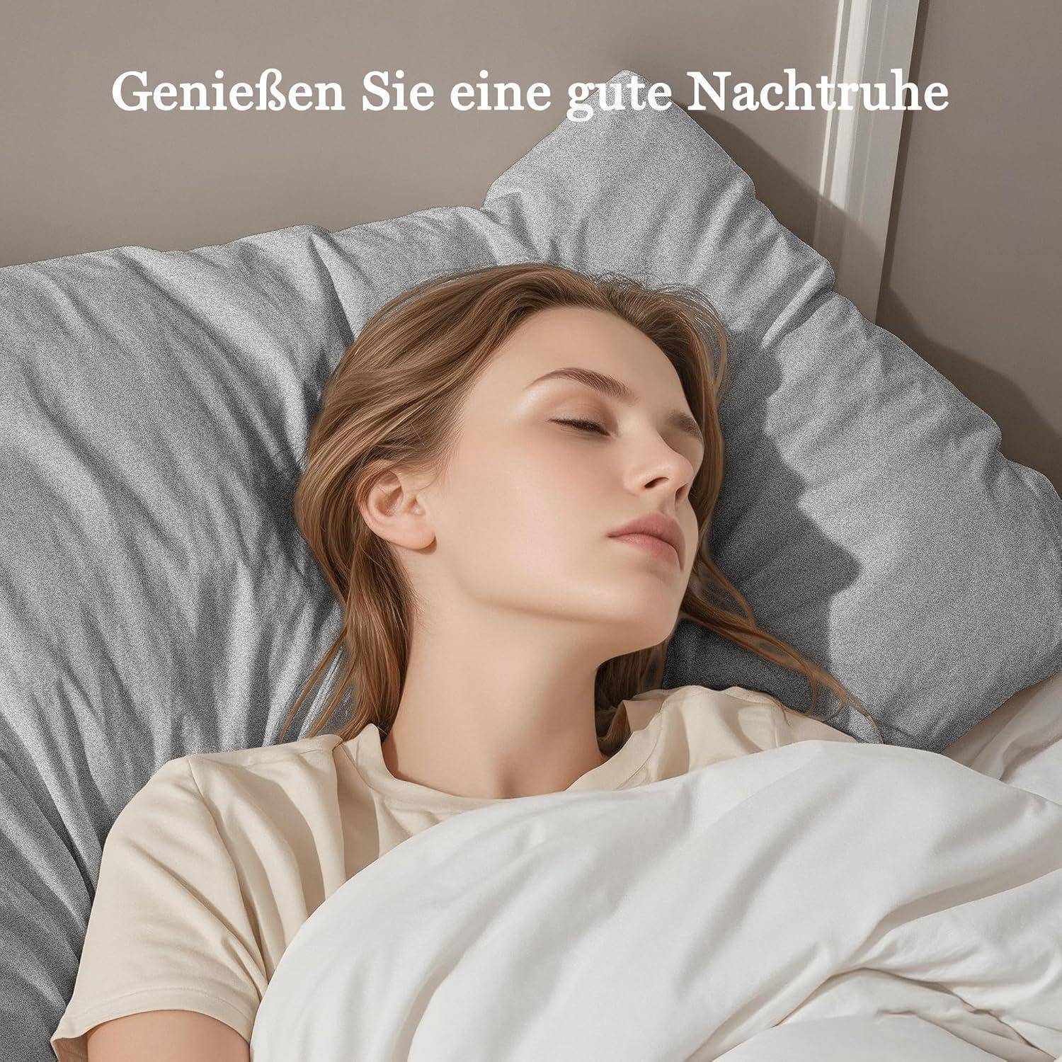 Eine Person, die friedlich in einem Bett mit einem hellgrauen Kissen und einer weißen Decke schläft. Der Text darüber sagt: 'Genießen Sie eine gute Nachtruhe.