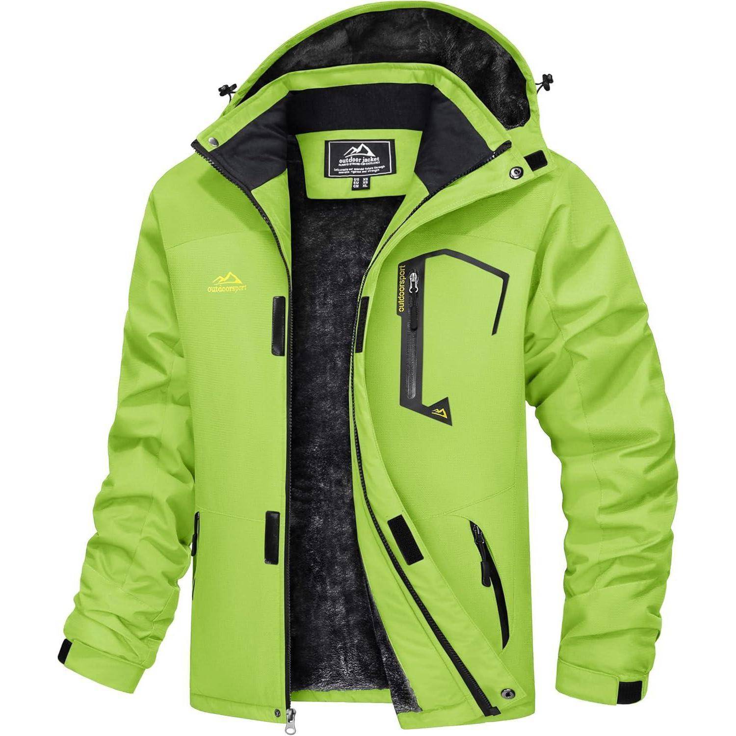 Hellgrüne Outdoor-Jacke mit mehreren Reißverschlusstaschen, Kapuze und verstellbaren Elementen. Geeignet für Wanderungen oder Outdoor-Aktivitäten.